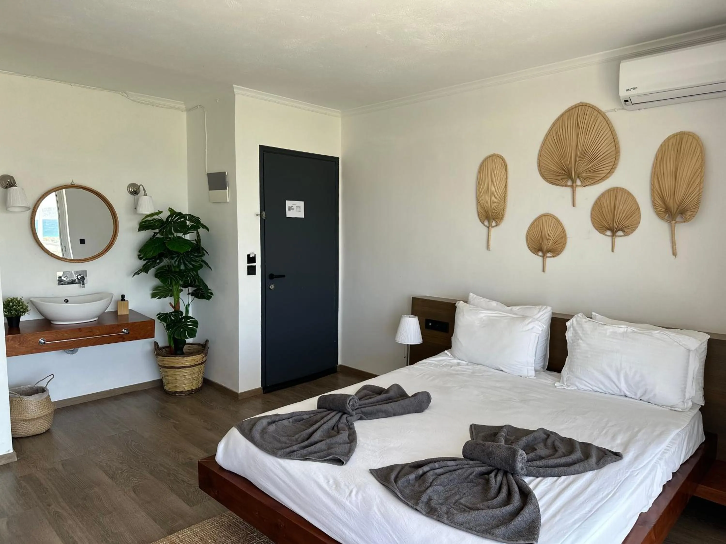 Photo of the whole room, Bed in Li Mango