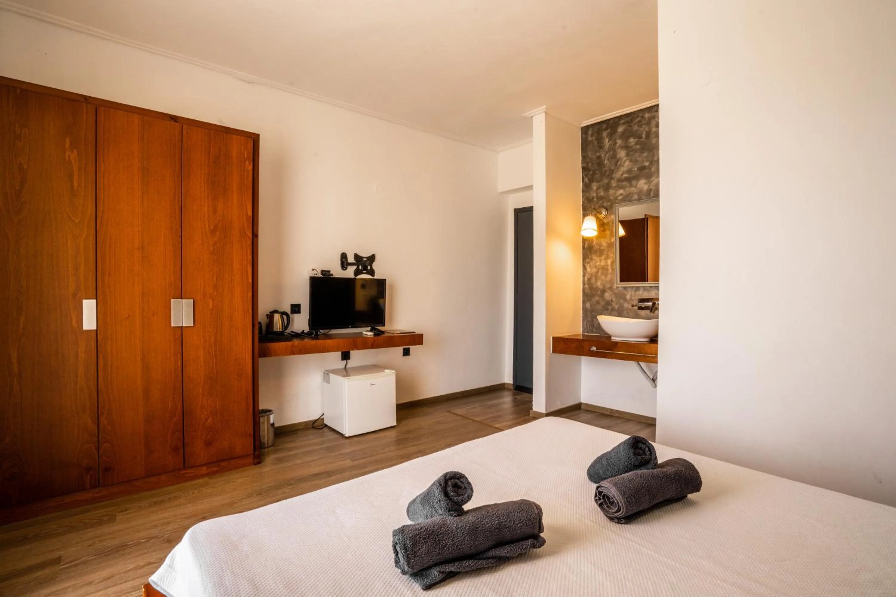 Photo of the whole room, Bed in Li Mango