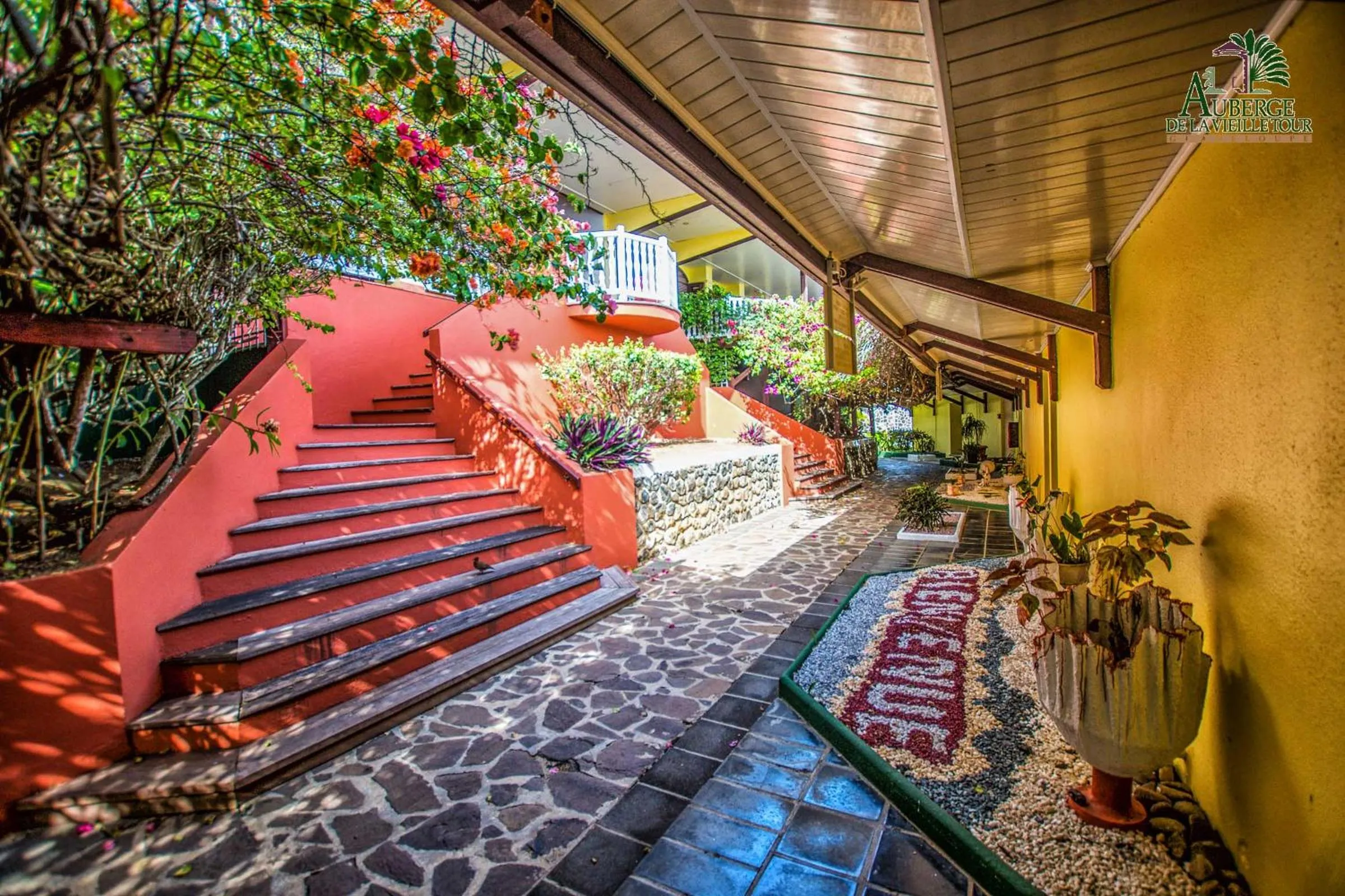 Inner courtyard view in Hotel Auberge de la Vieille Tour
