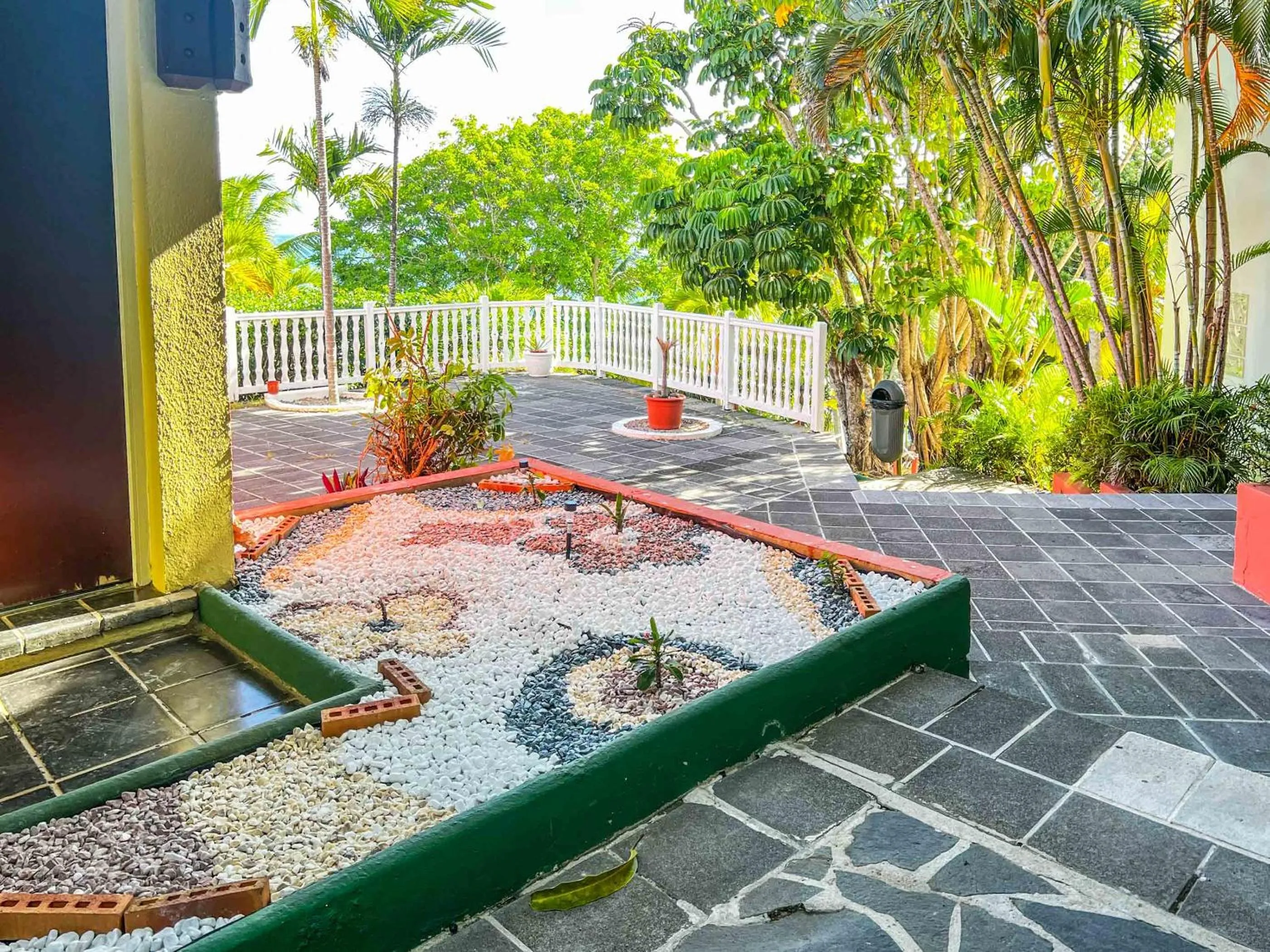 Inner courtyard view in Hotel Auberge de la Vieille Tour