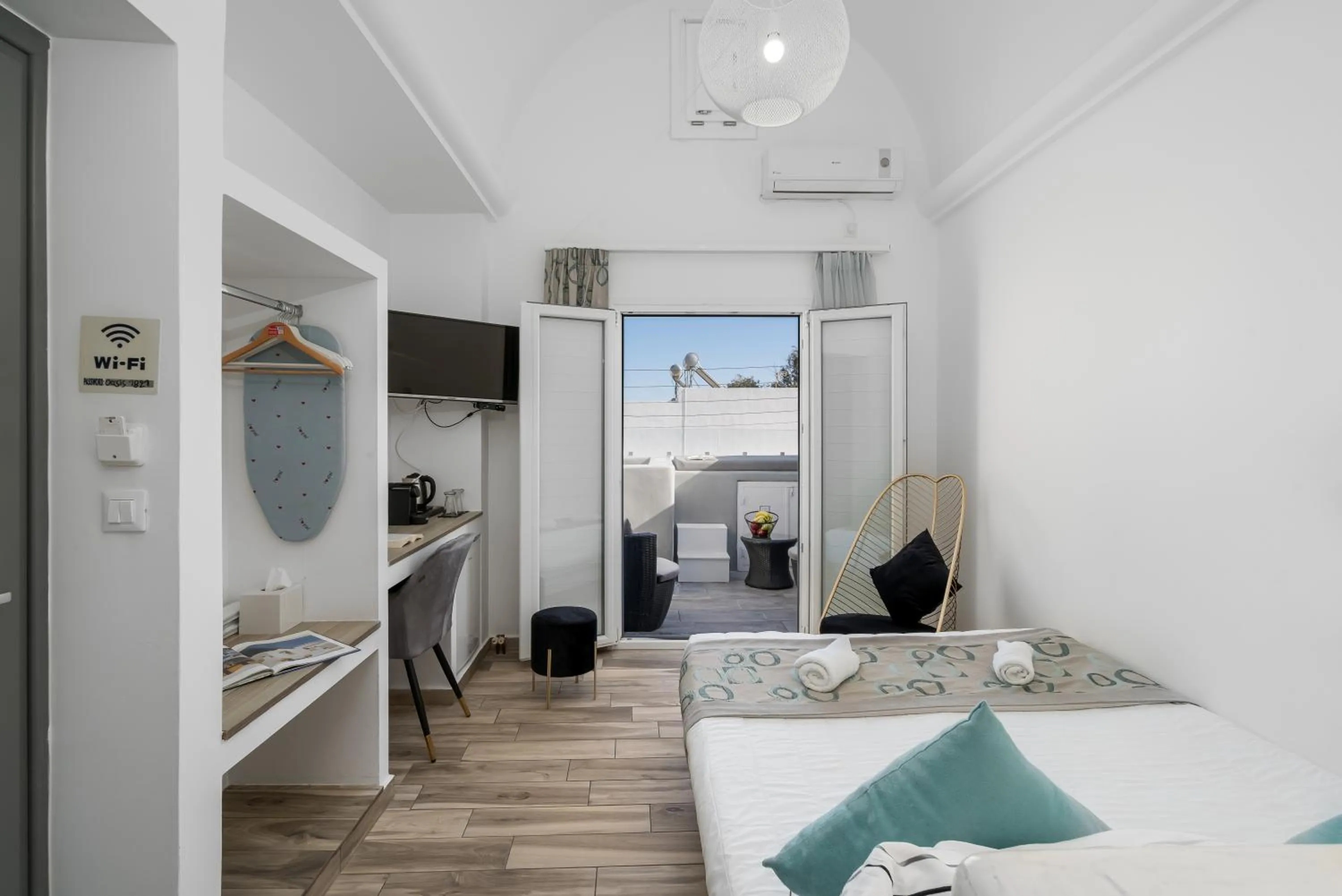 Bedroom, Bed in Oasis Hotel