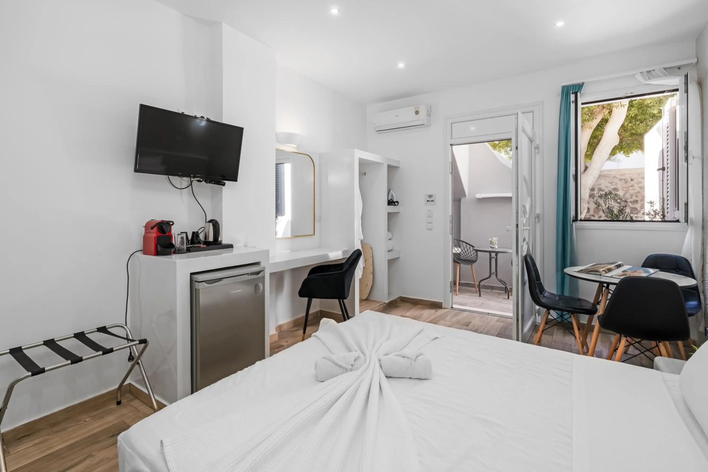 Bedroom, Bed in Oasis Hotel