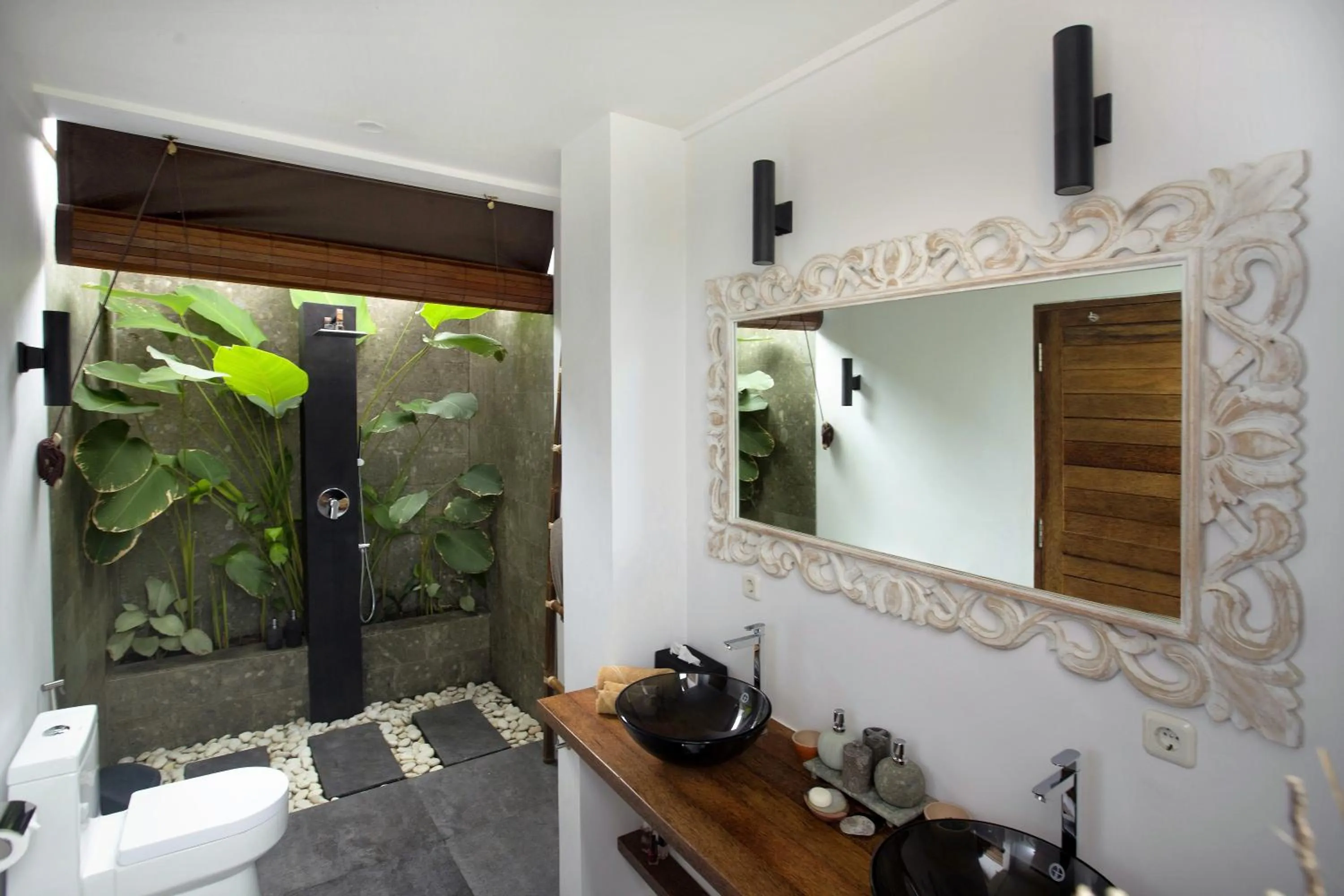 Toilet in Villa LeoNora