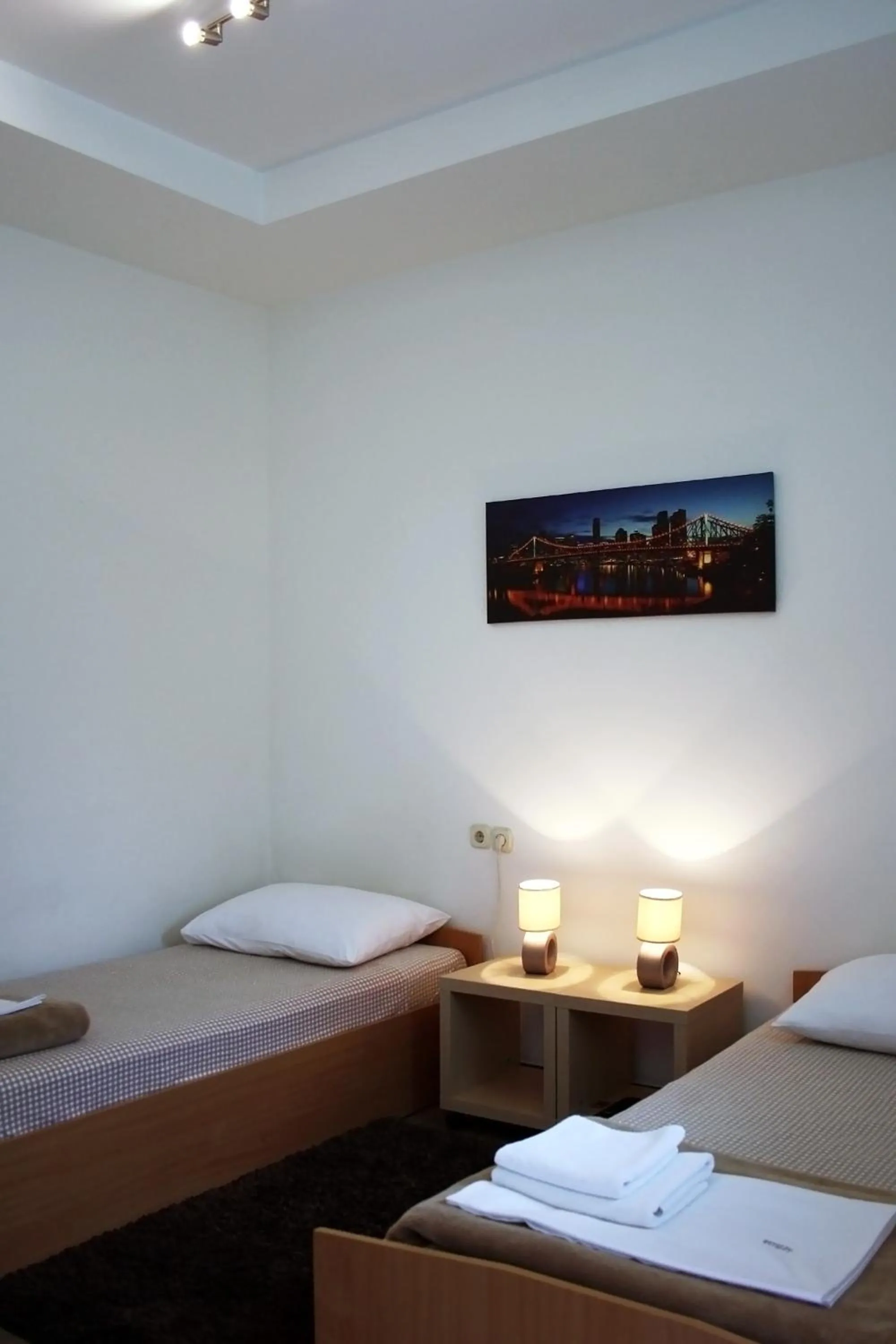 Shower, Bed in Rooms Fitea