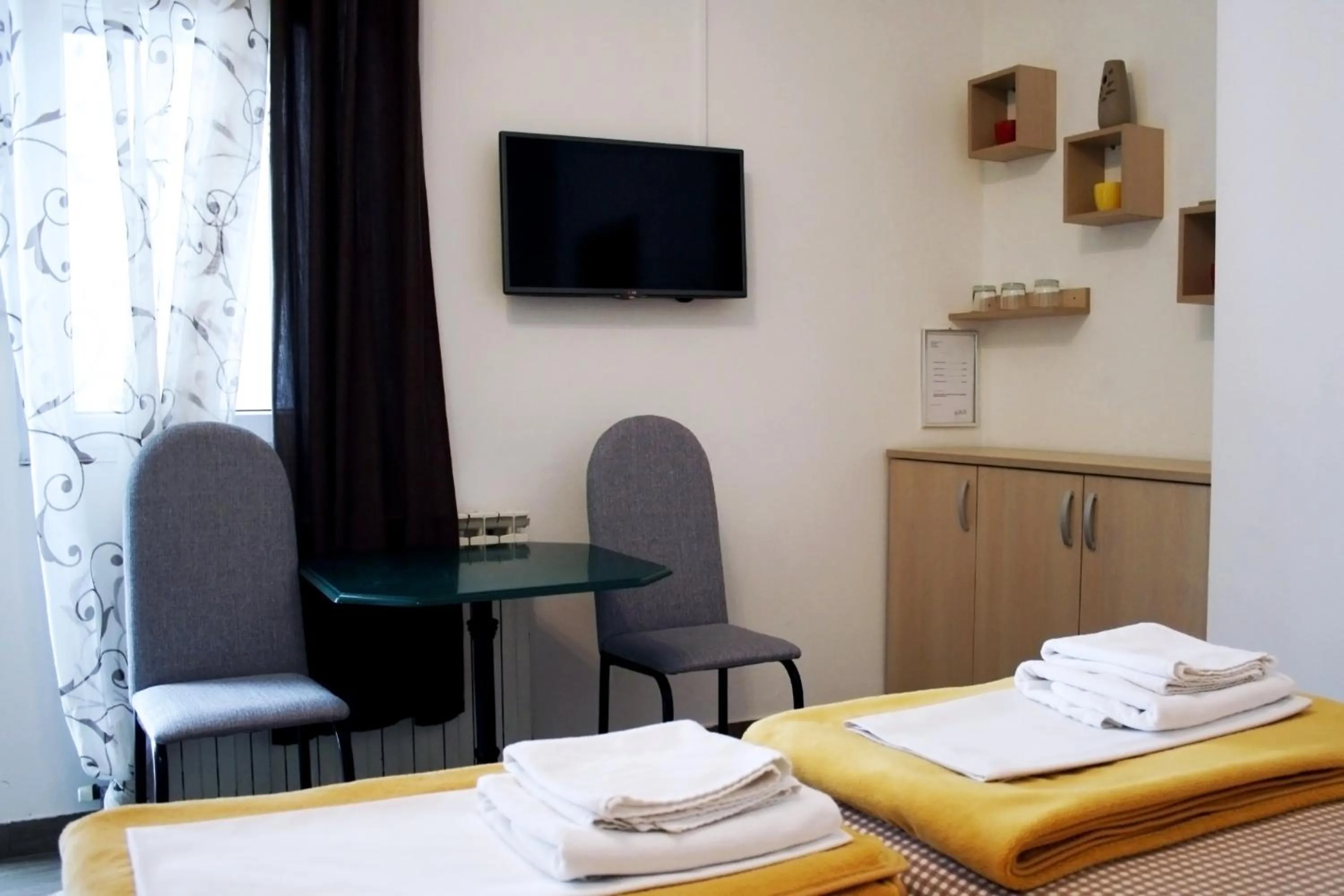 Toilet, Bed in Rooms Fitea