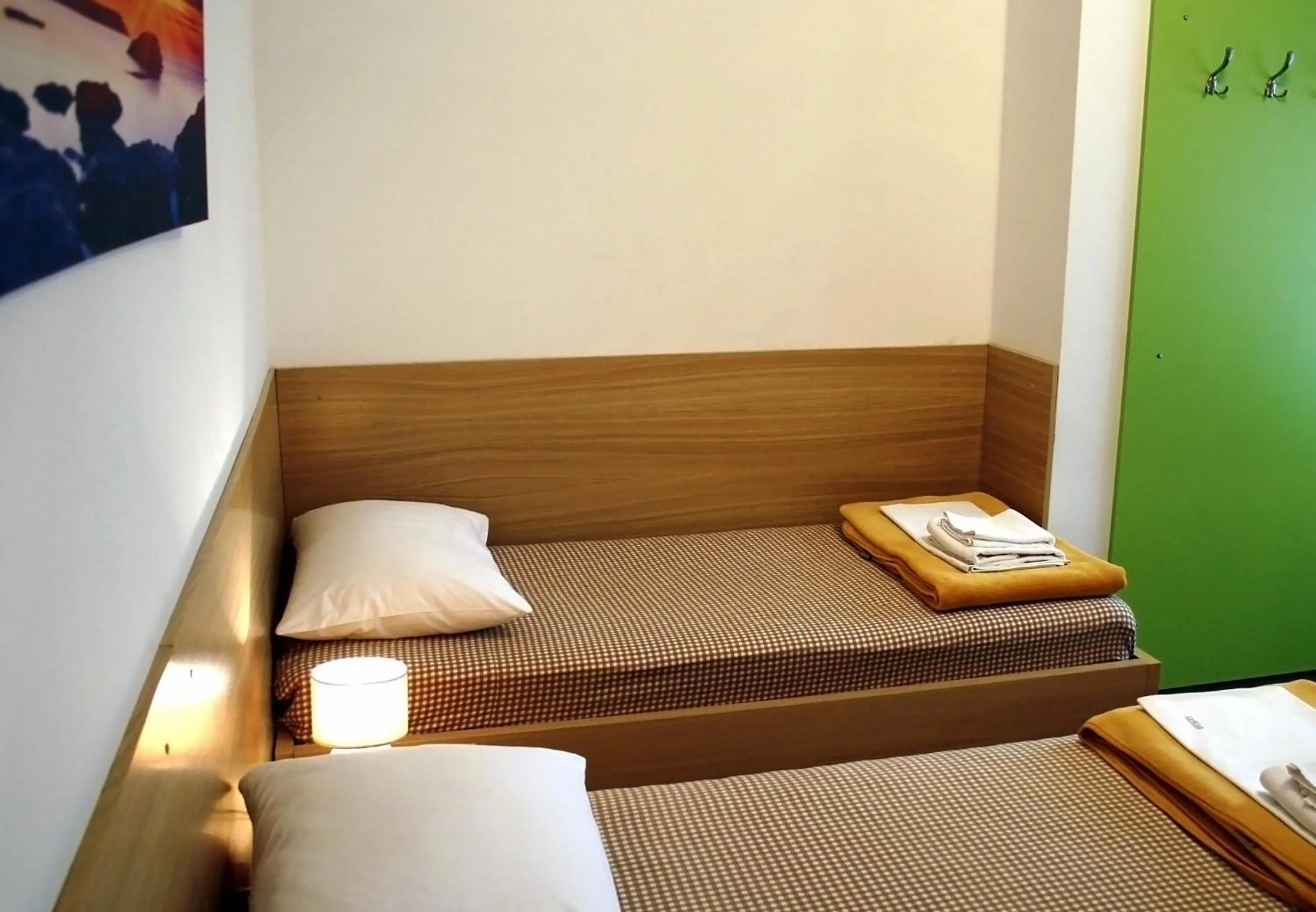 Shower, Bed in Rooms Fitea
