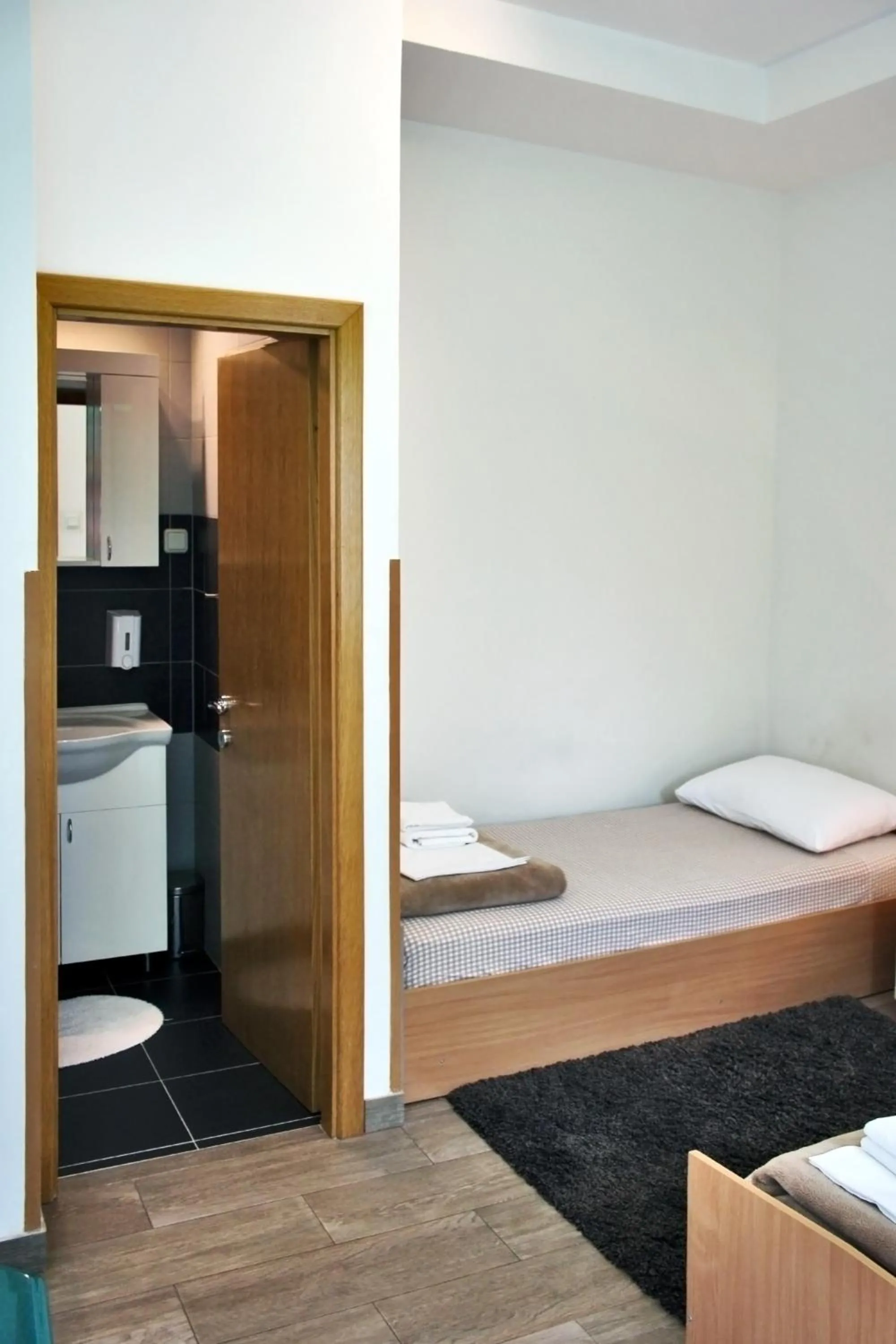 Shower, Bed in Rooms Fitea