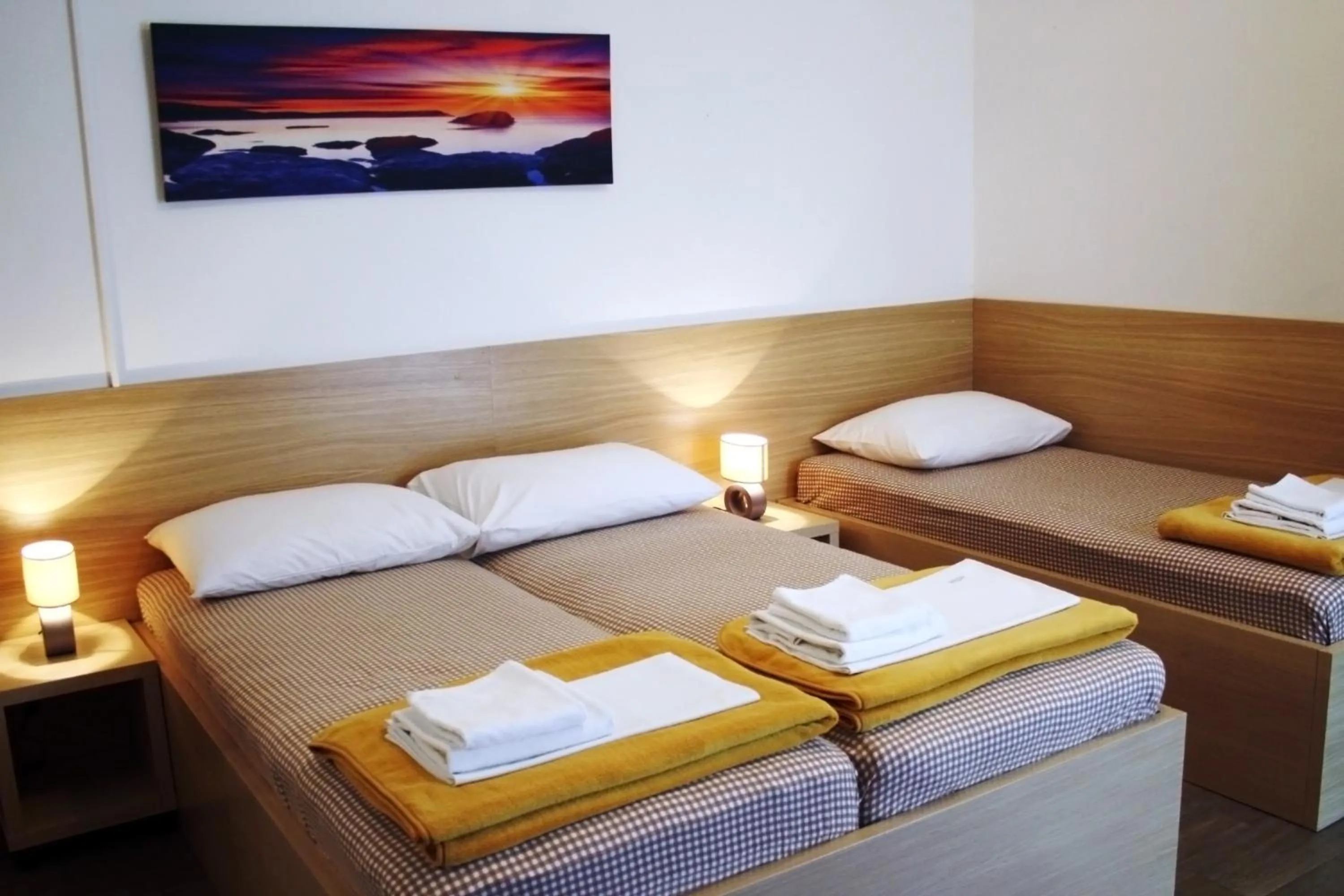 Shower, Bed in Rooms Fitea