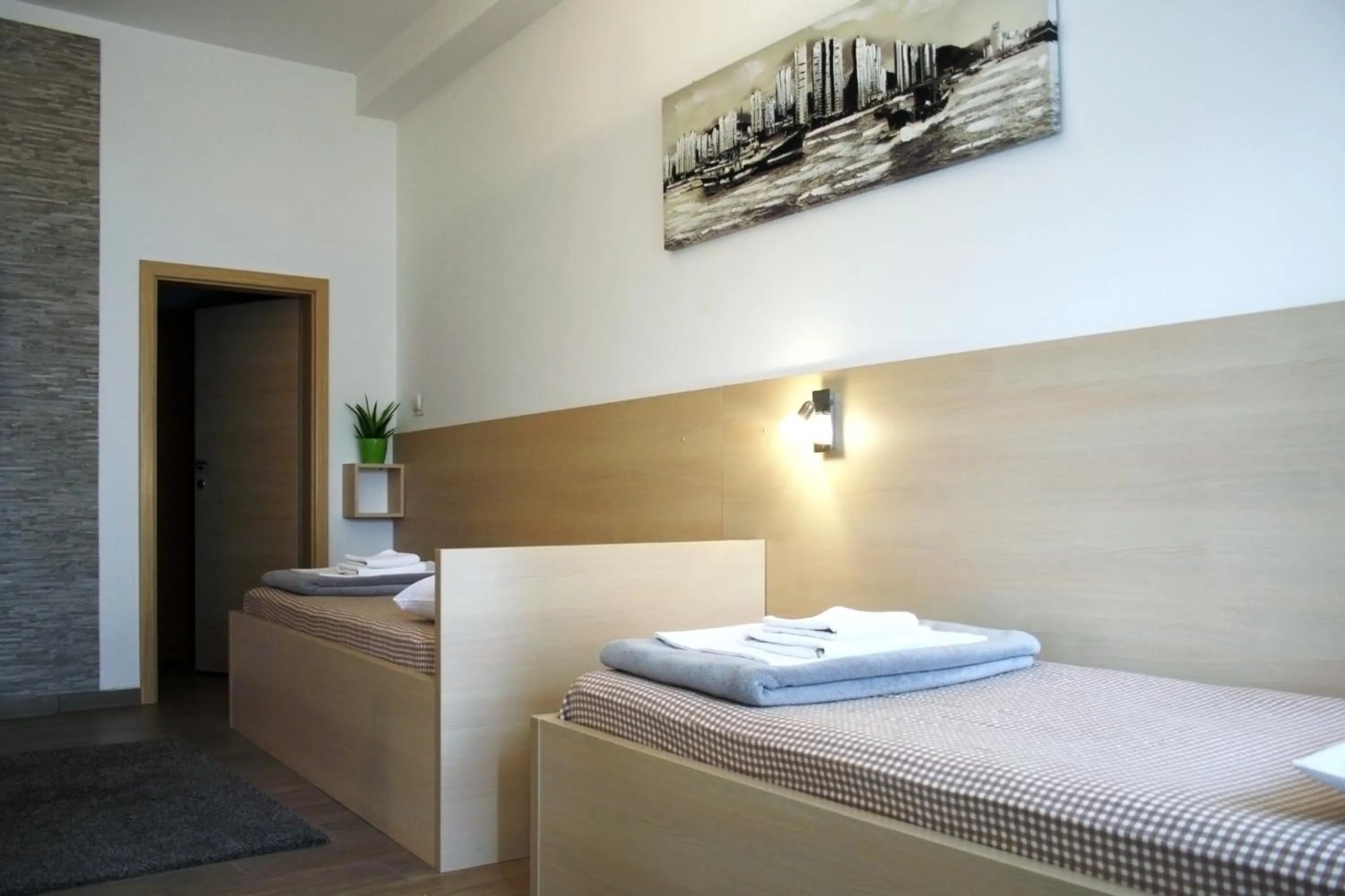 Shower, Bed in Rooms Fitea