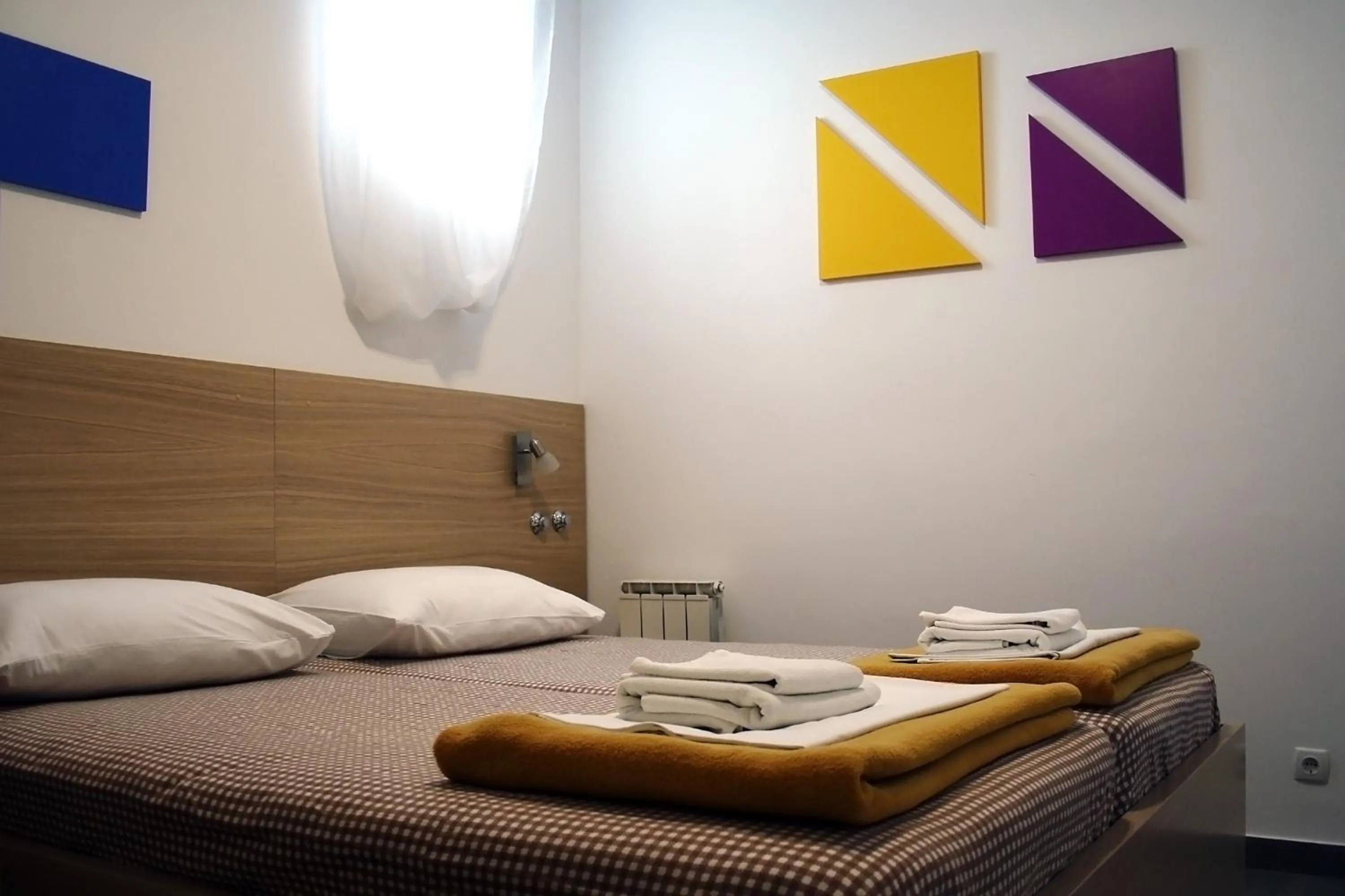 Shower, Bed in Rooms Fitea