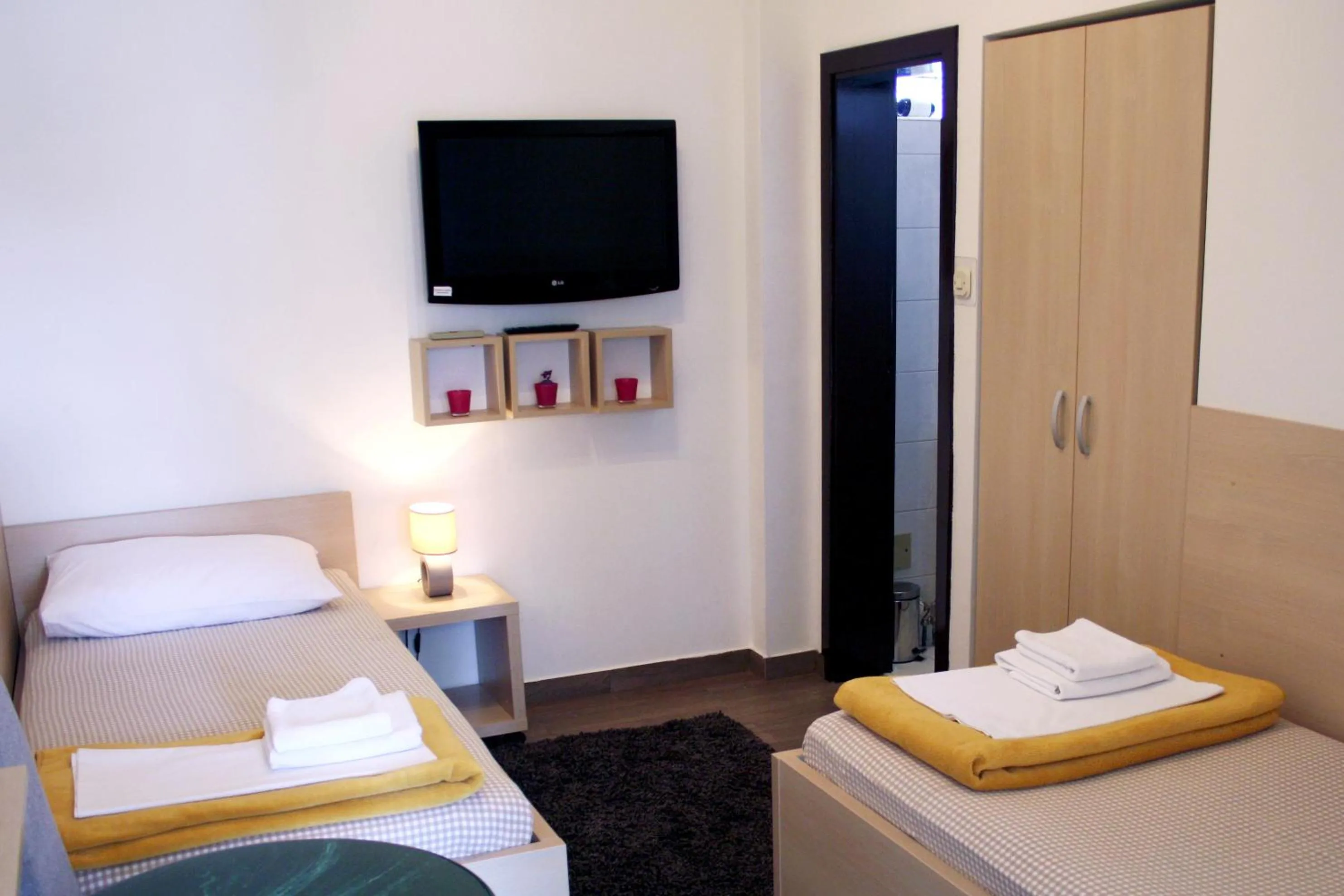 Shower, Bed in Rooms Fitea