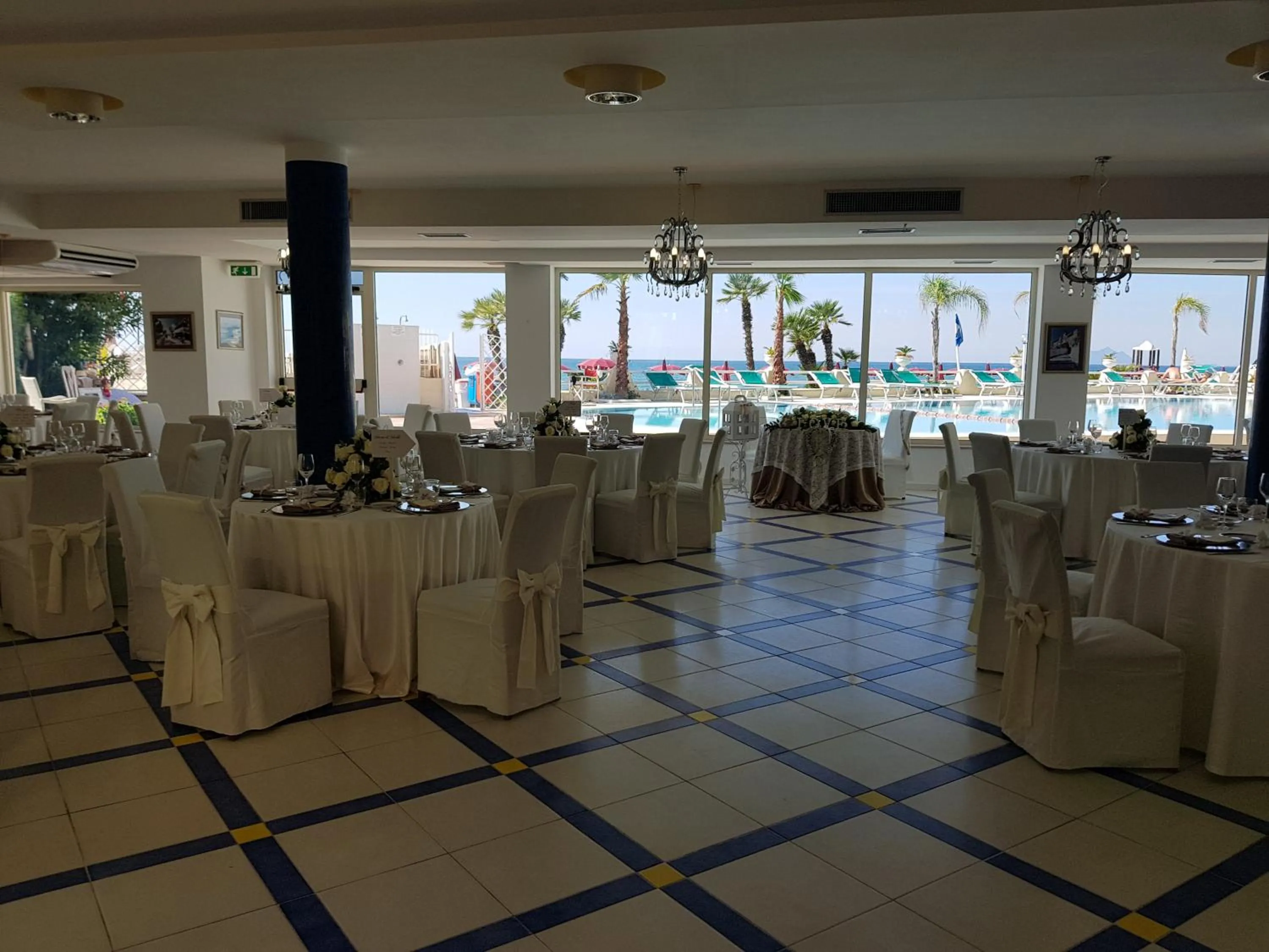 Restaurant/places to eat in Hotel La Playa