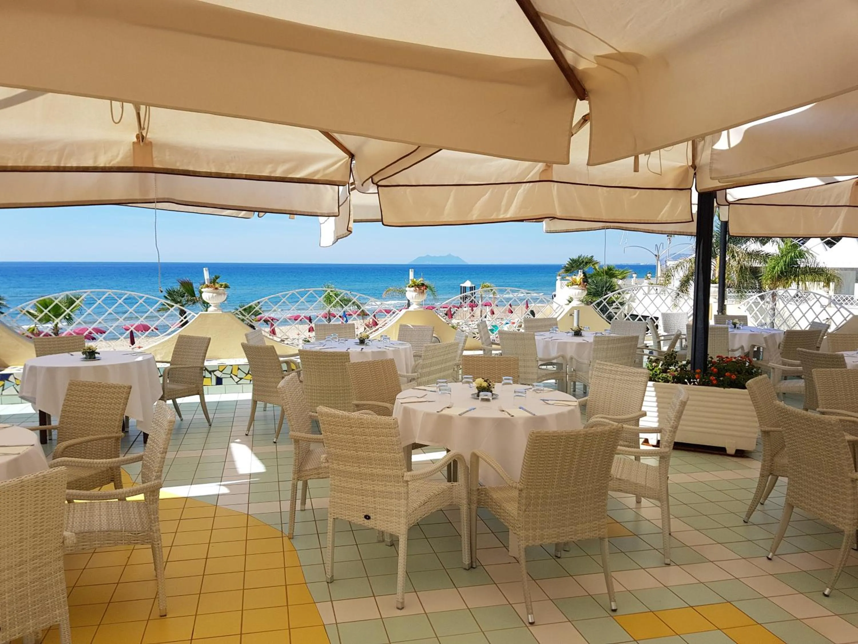 Restaurant/places to eat in Hotel La Playa