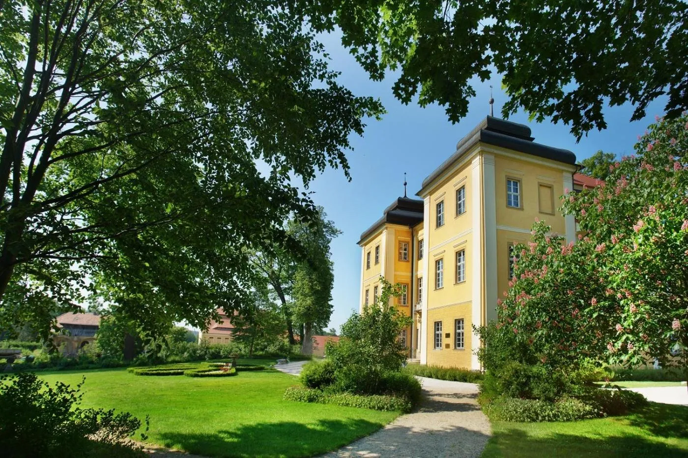 Property building in Pałac Łomnica Karkonosze - Schloss Lomnitz Riesengebirge