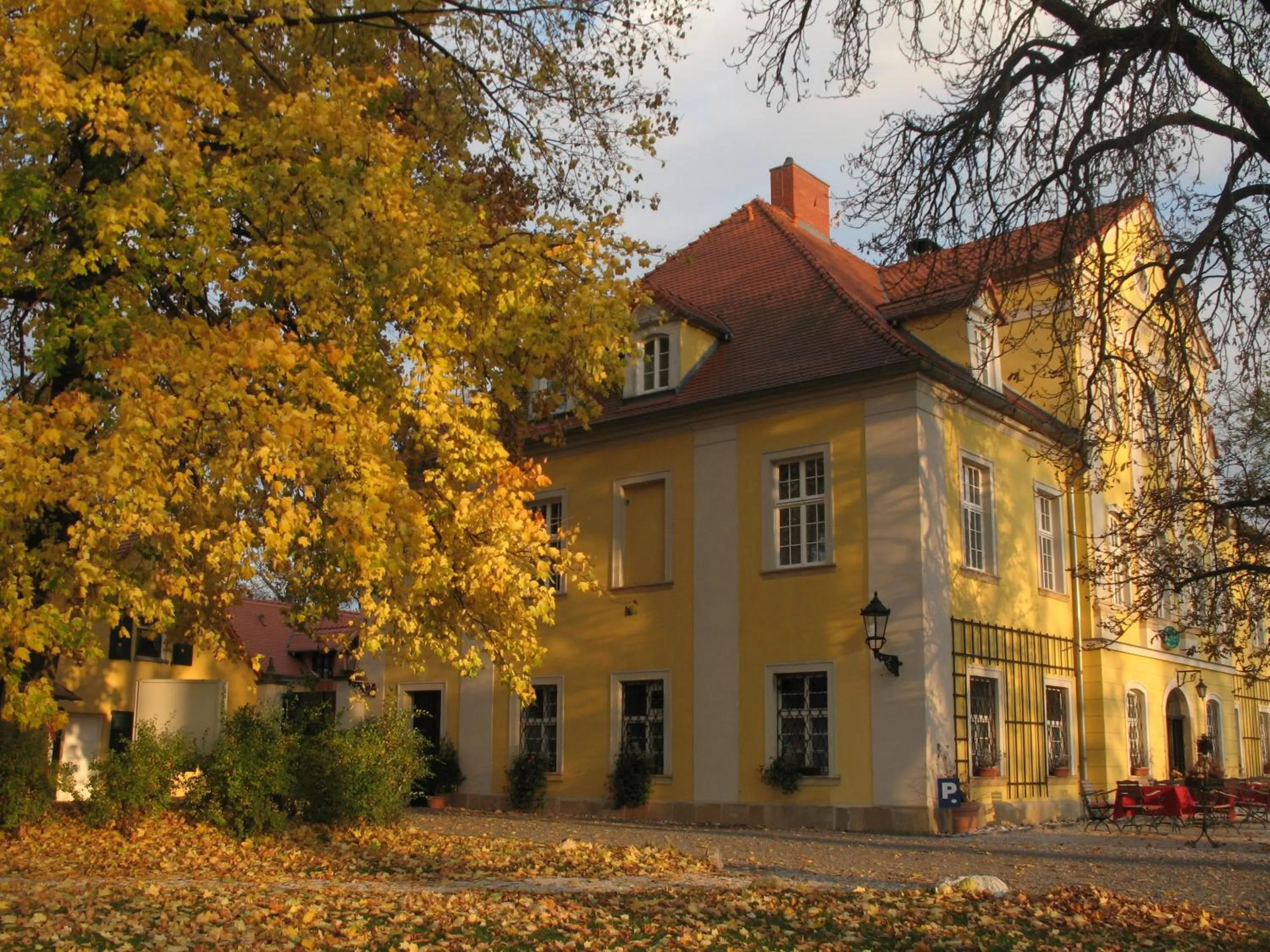 Property building in Pałac Łomnica Karkonosze - Schloss Lomnitz Riesengebirge