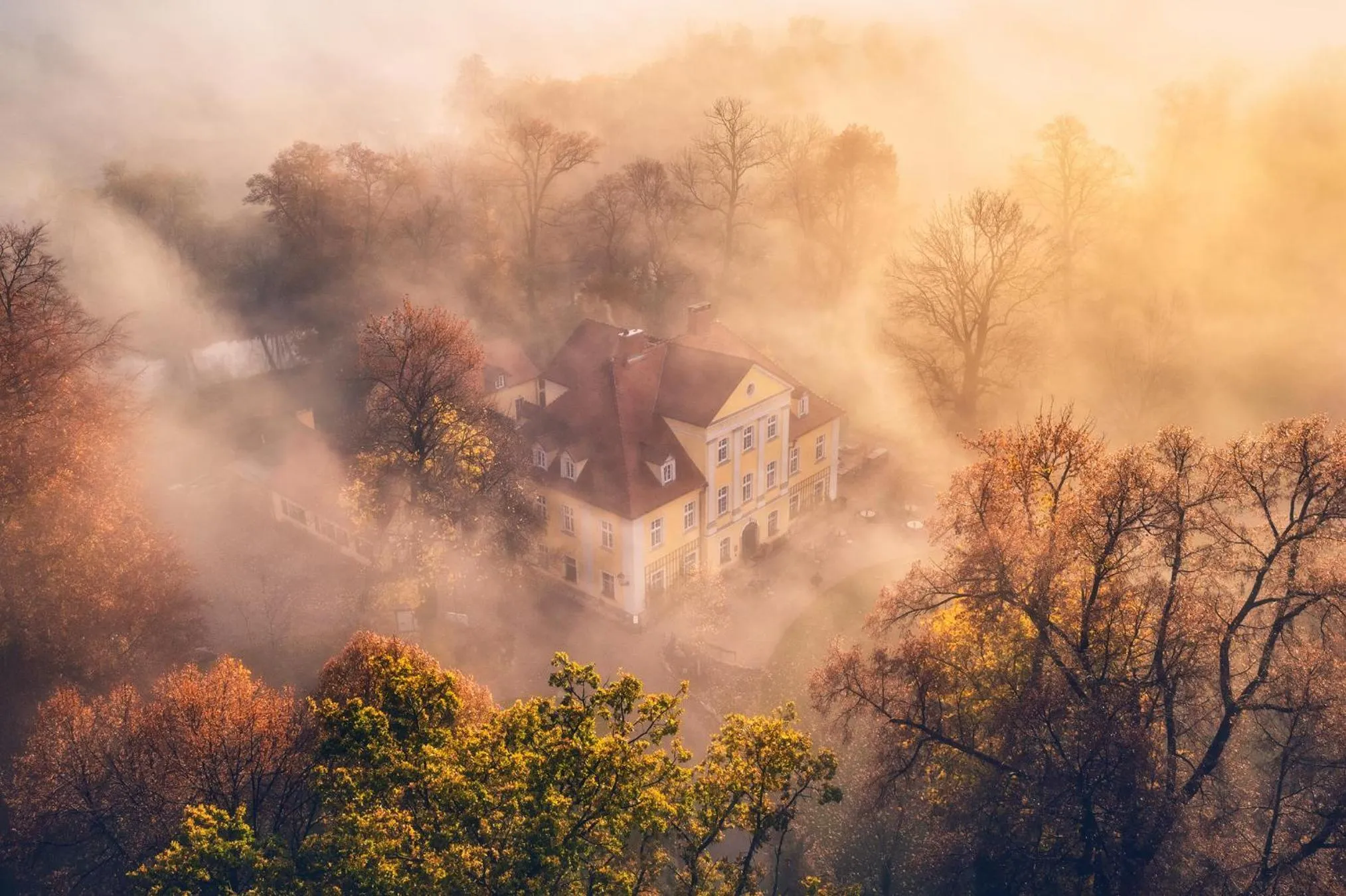 Property building in Pałac Łomnica Karkonosze - Schloss Lomnitz Riesengebirge