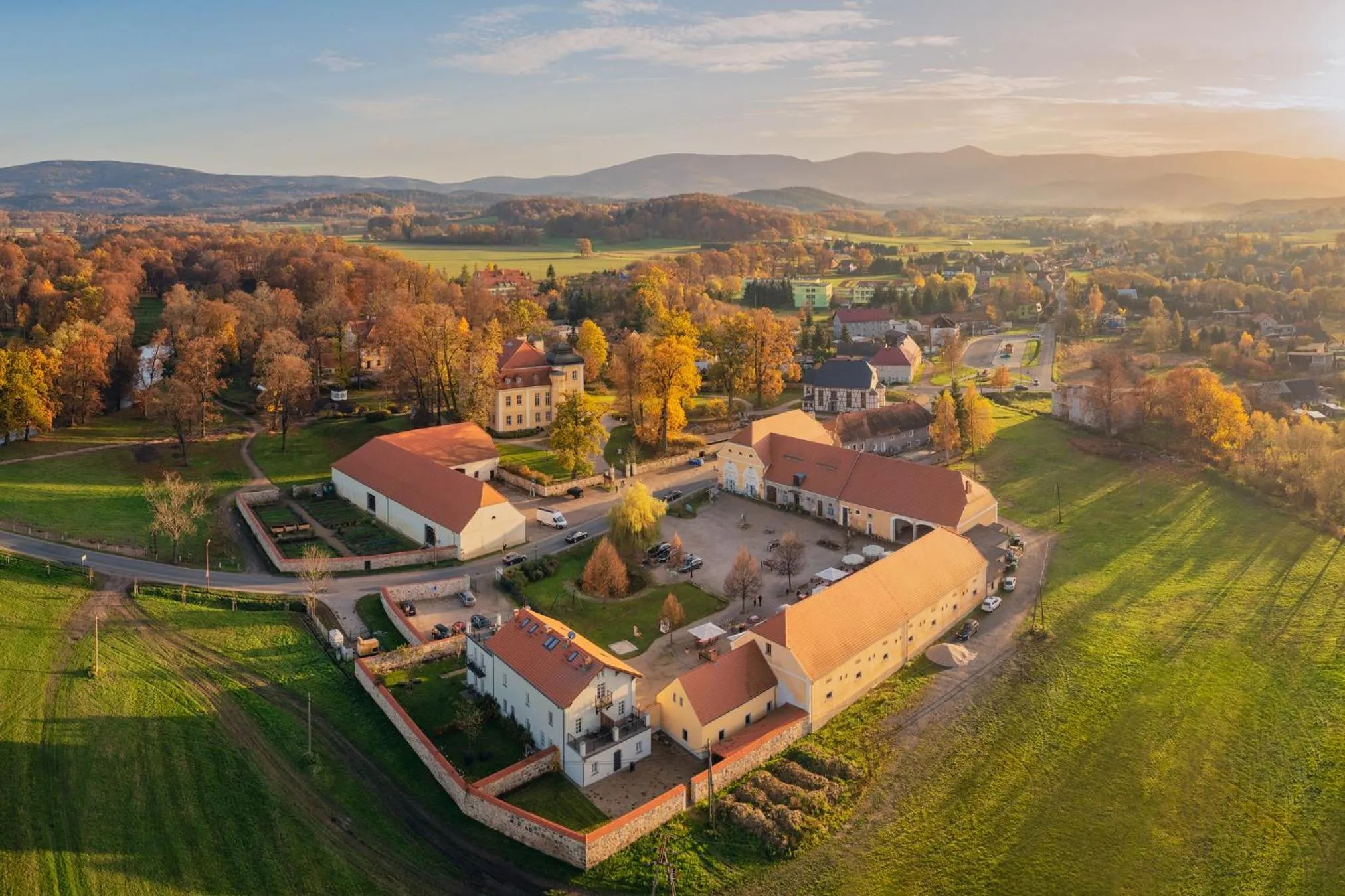 Property building in Pałac Łomnica Karkonosze - Schloss Lomnitz Riesengebirge