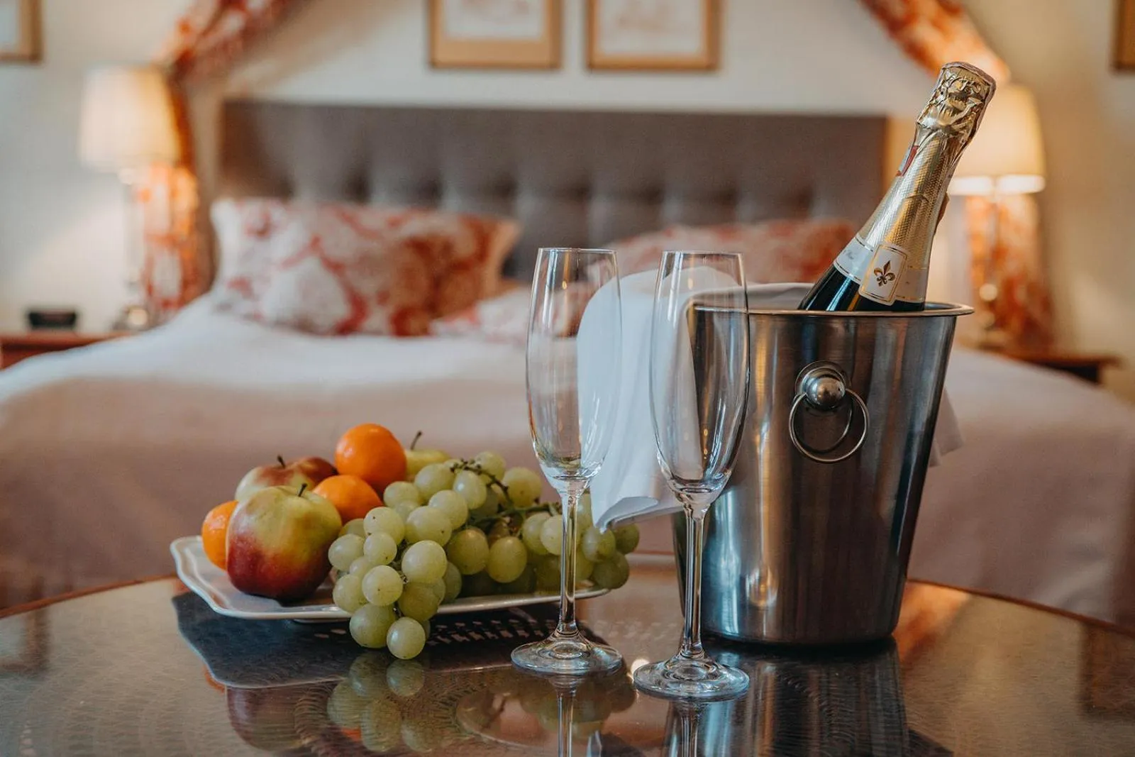 room service, Bed in Pałac Łomnica Karkonosze - Schloss Lomnitz Riesengebirge