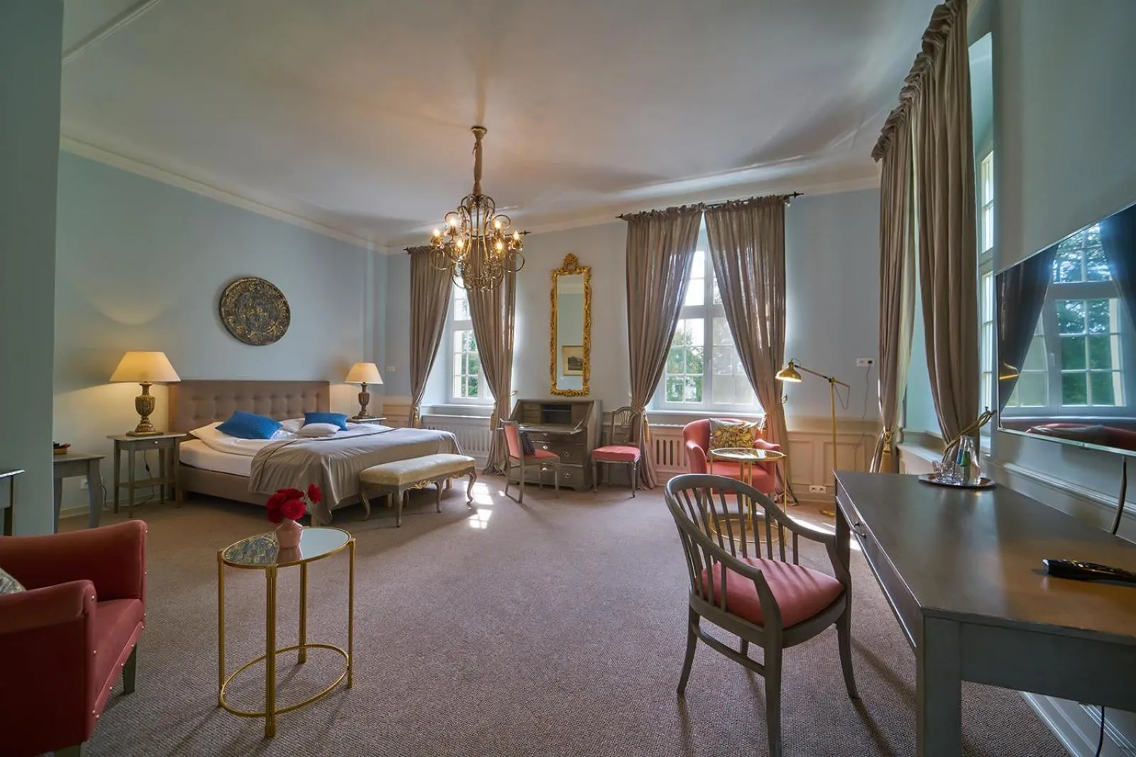 Photo of the whole room, Bed in Pałac Łomnica Karkonosze - Schloss Lomnitz Riesengebirge