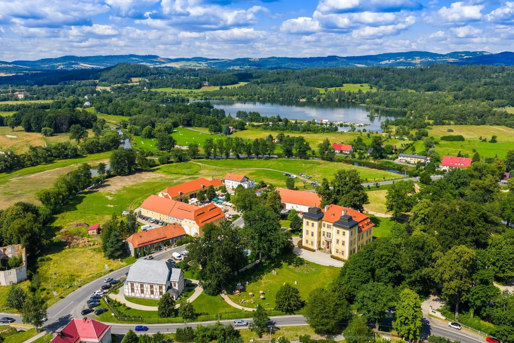 Property building in Pałac Łomnica Karkonosze - Schloss Lomnitz Riesengebirge