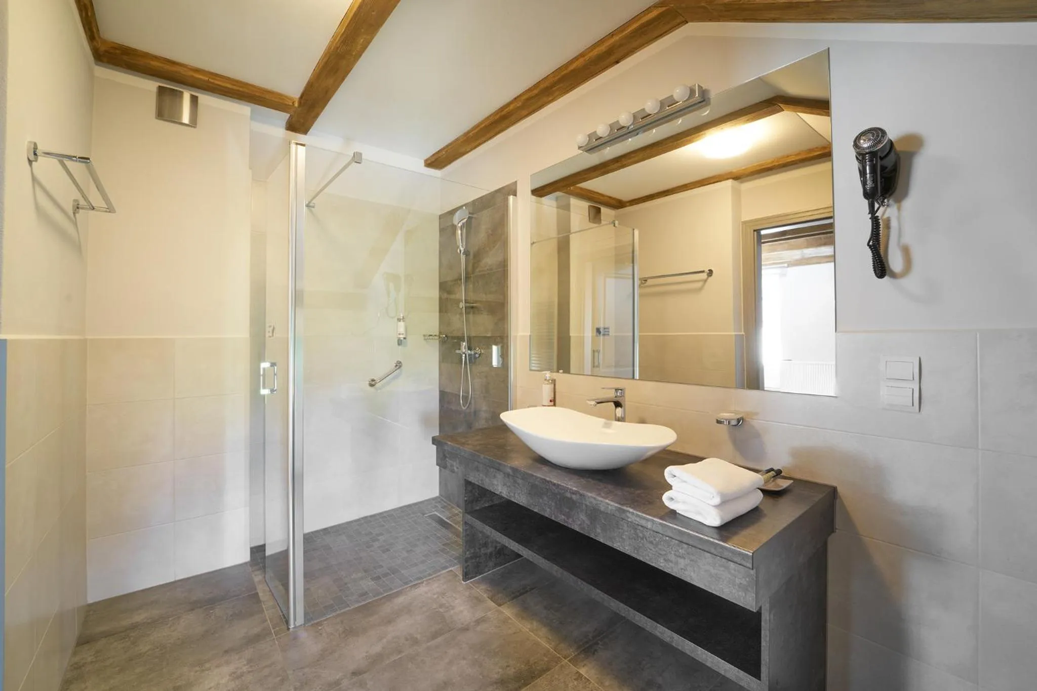 Shower in Pałac Łomnica Karkonosze - Schloss Lomnitz Riesengebirge