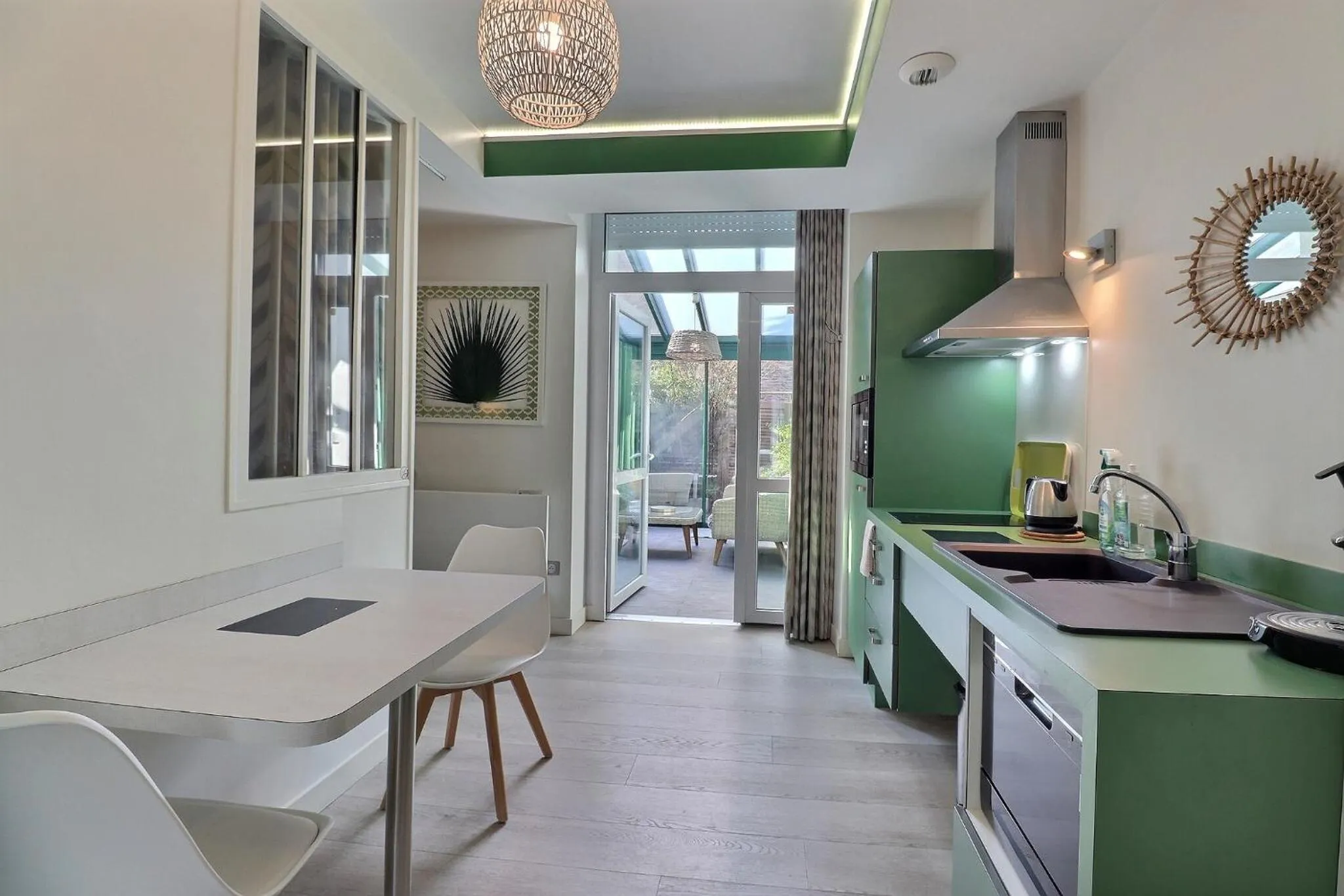 Dining area in Garden Apparts Rennes Centre Gare