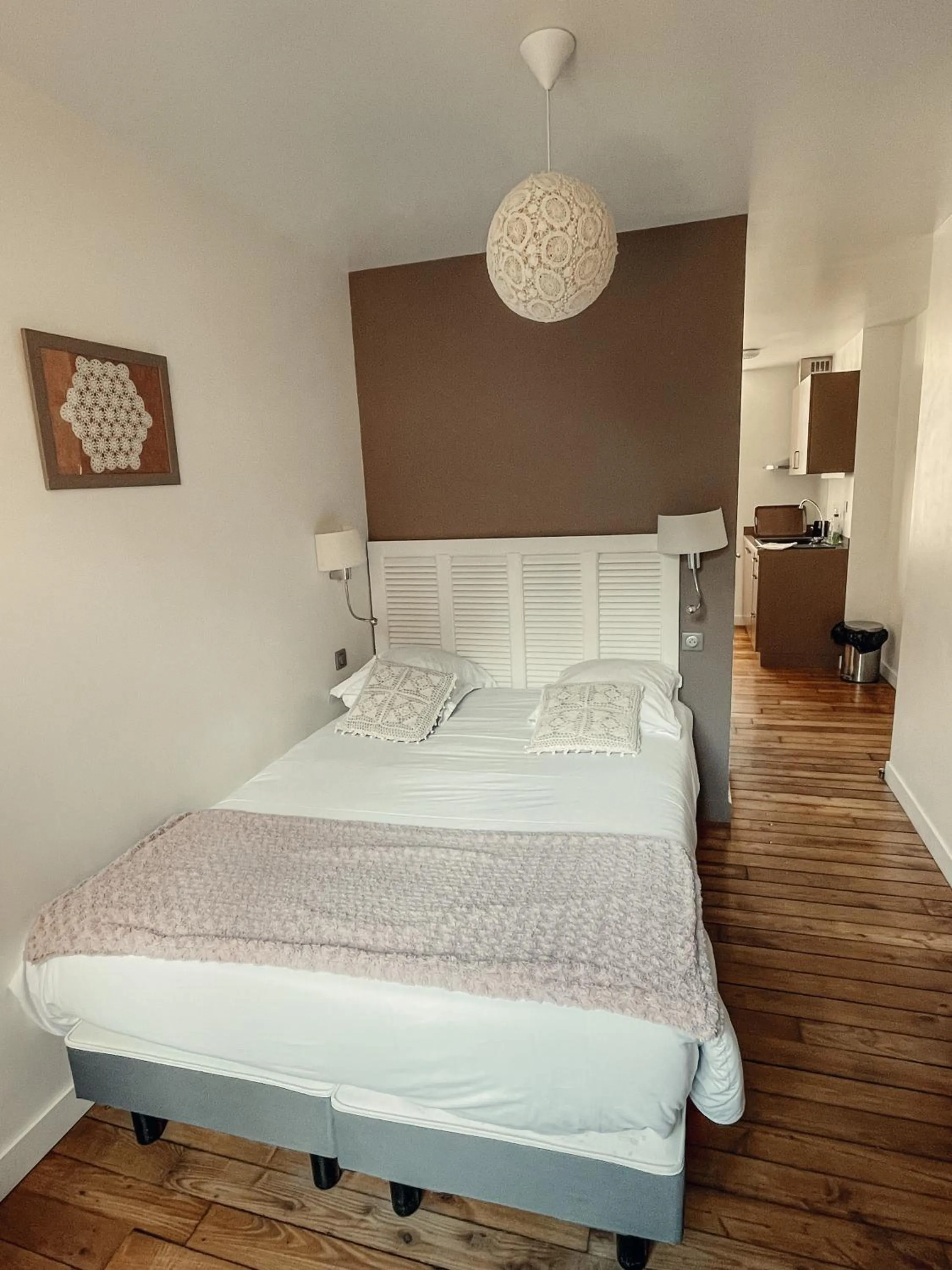 Photo of the whole room in Garden Apparts Rennes Centre Gare