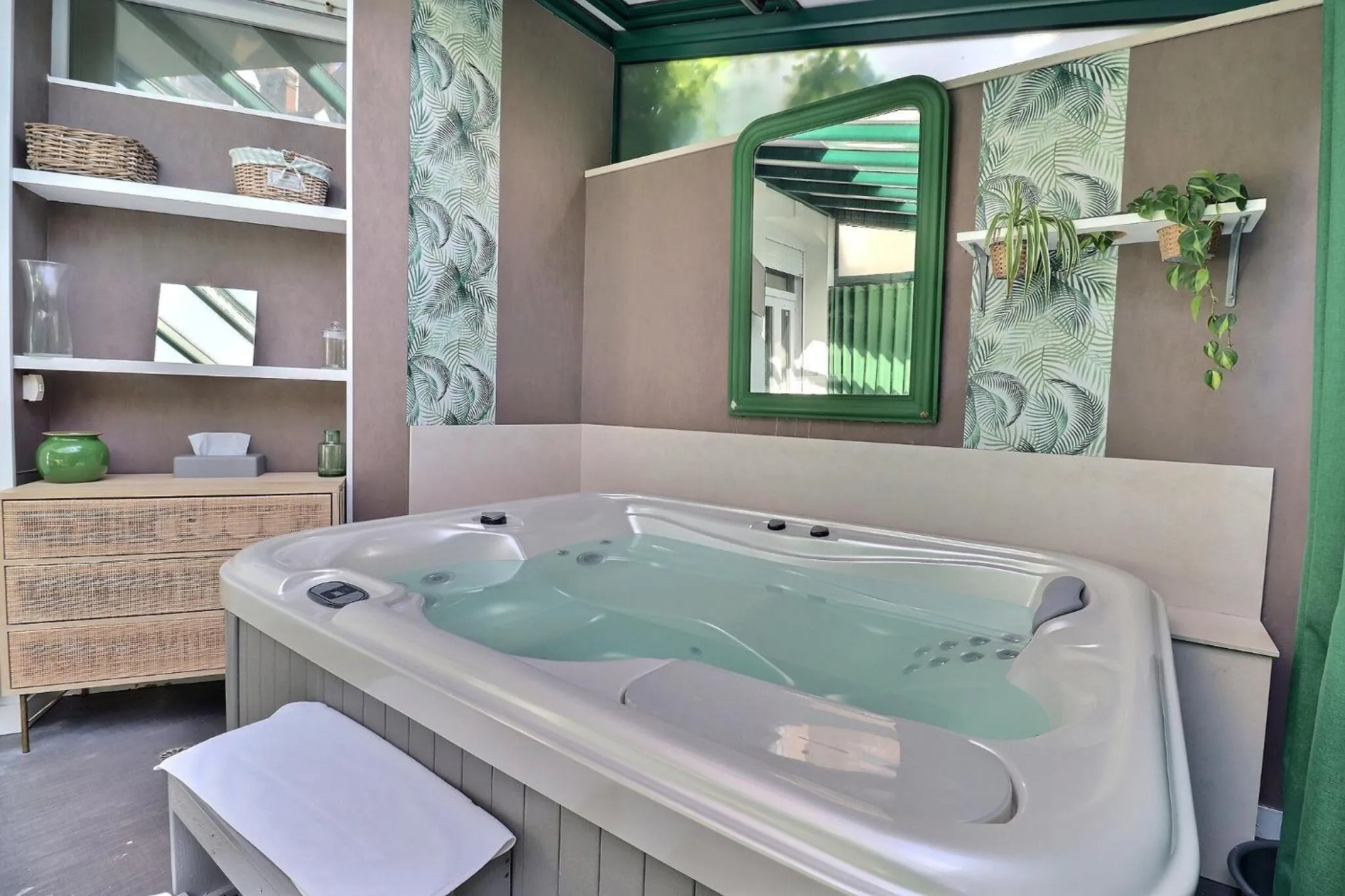 Hot Tub in Garden Apparts Rennes Centre Gare