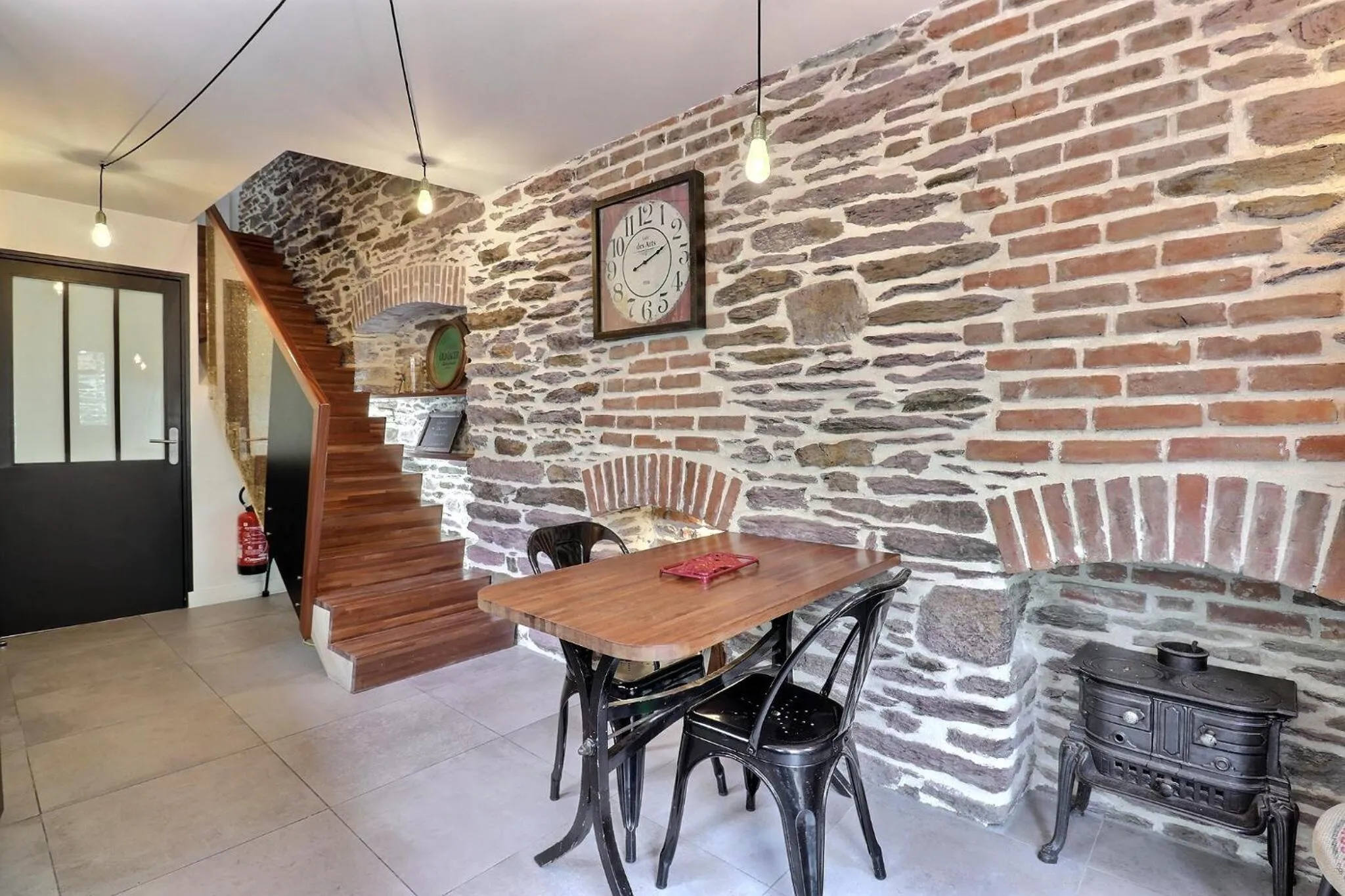 Dining area in Garden Apparts Rennes Centre Gare