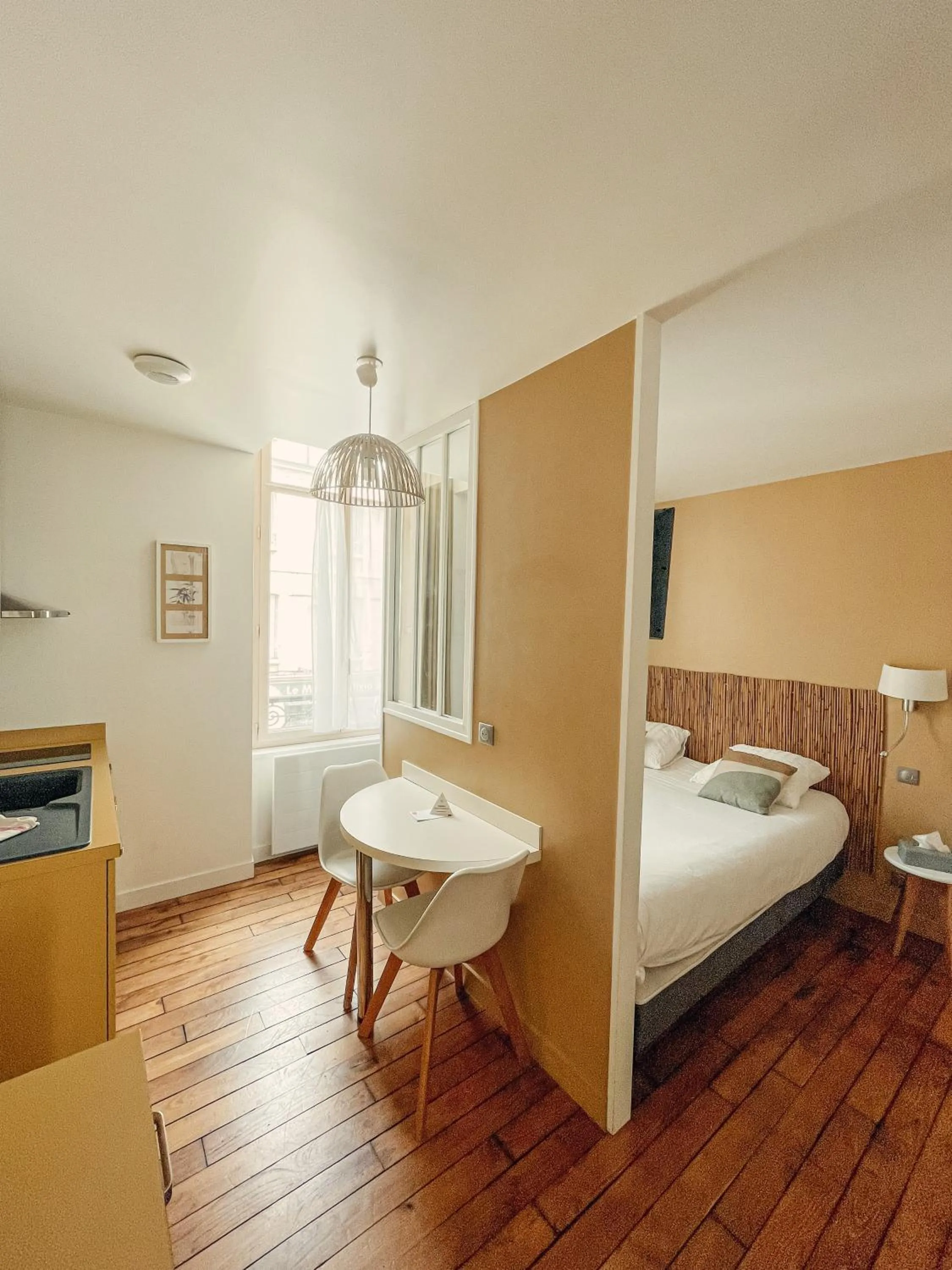 Photo of the whole room in Garden Apparts Rennes Centre Gare