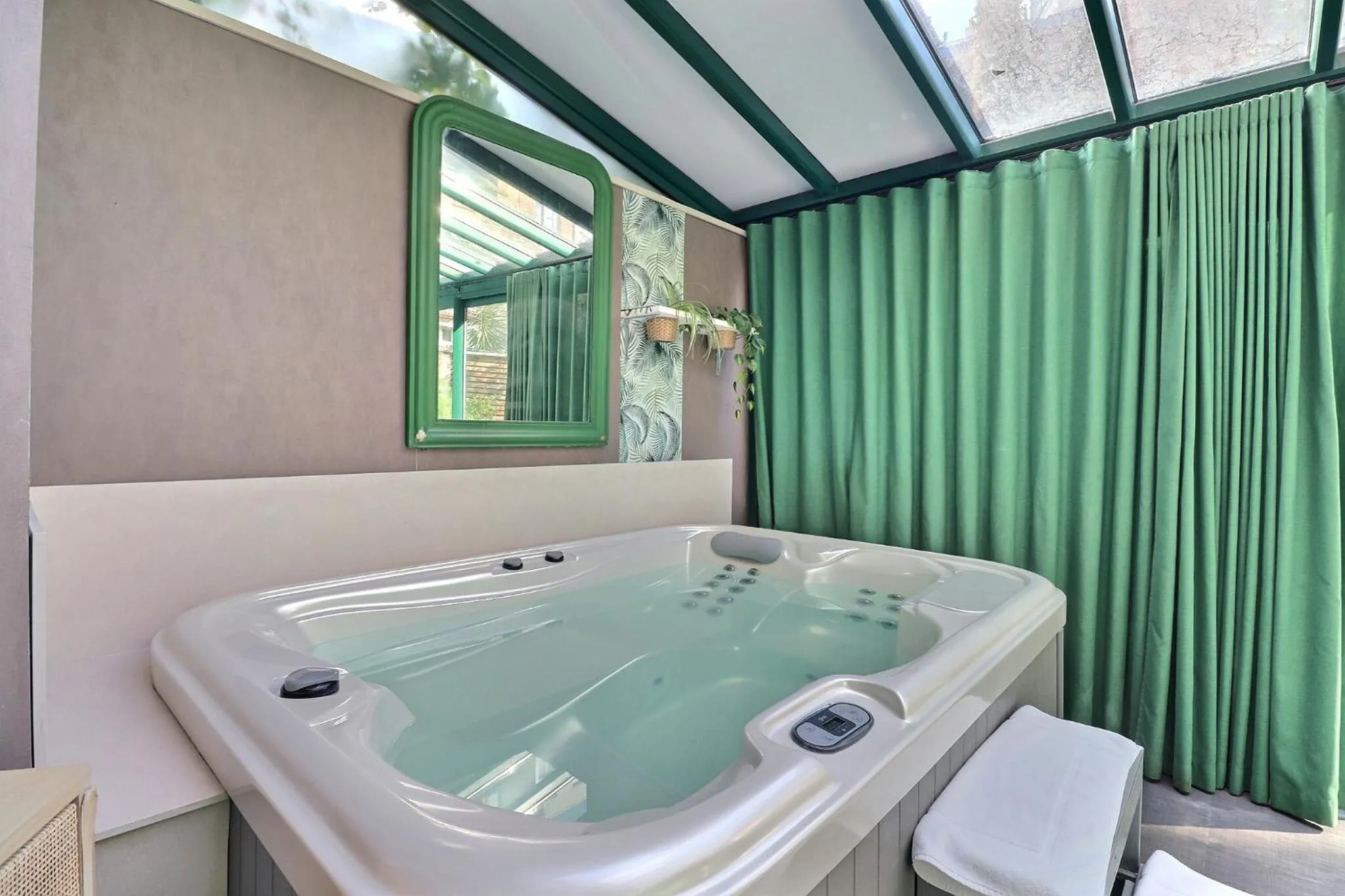 Hot Tub in Garden Apparts Rennes Centre Gare