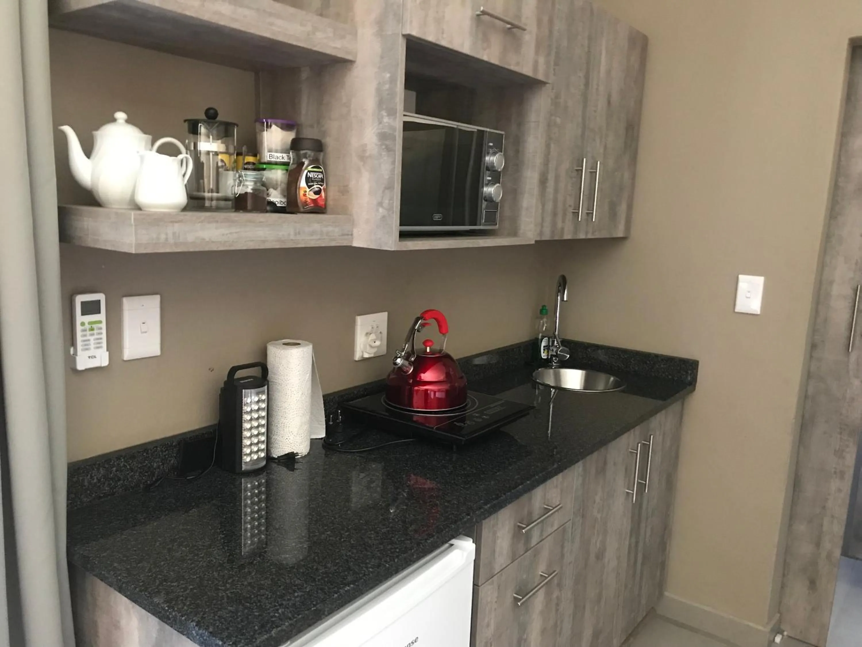 Coffee/tea facilities in A Little Guesthouse