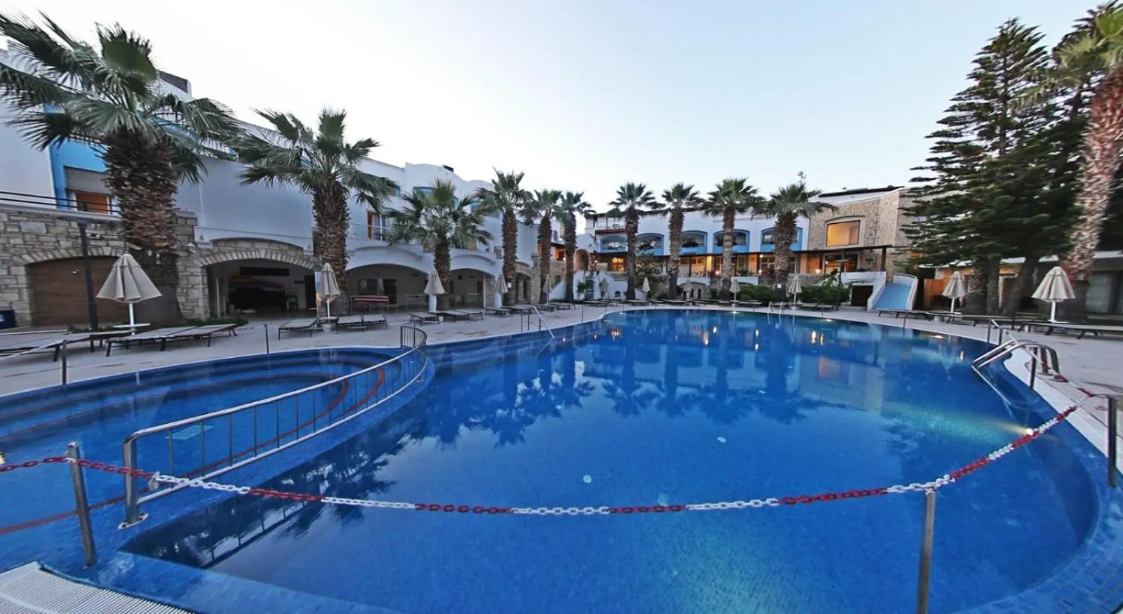 Swimming pool in Parkim Ayaz Hotel