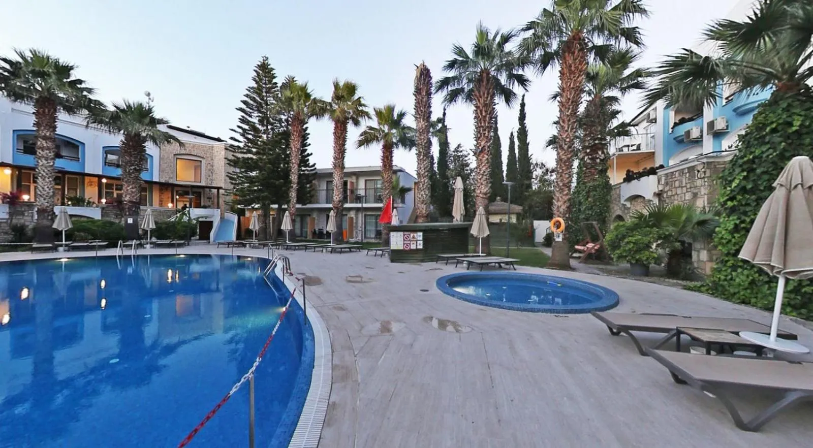 Swimming pool in Parkim Ayaz Hotel