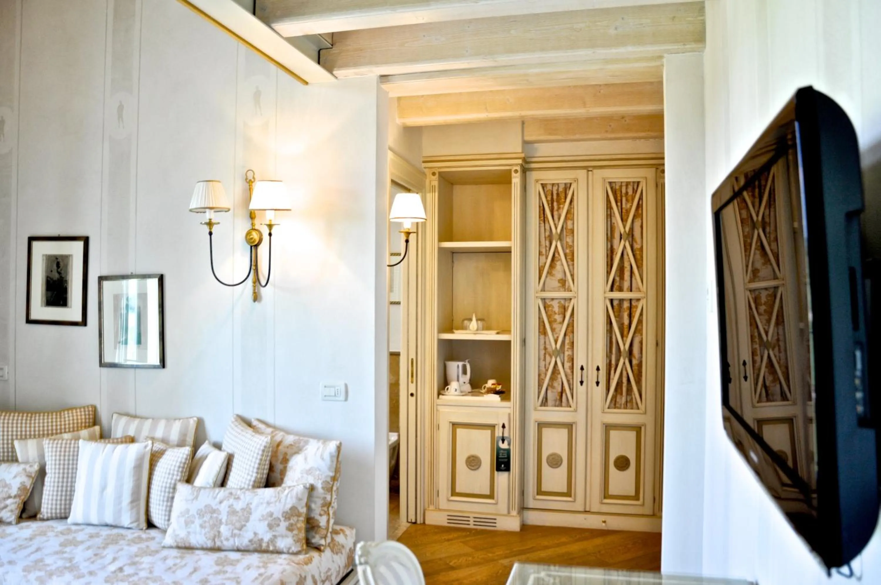 Seating area, Bed in Garda Hotel San Vigilio Golf