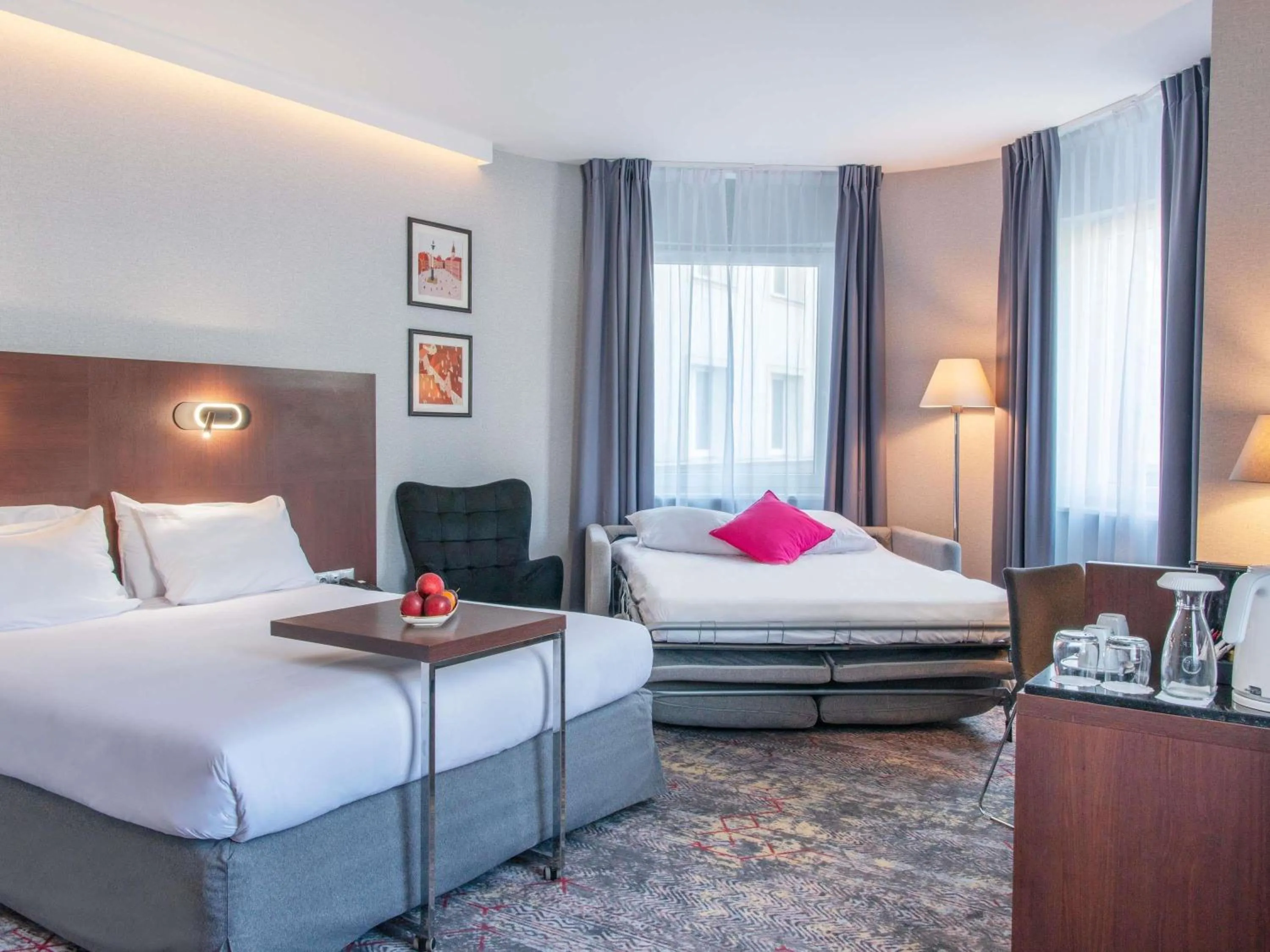 Property building, Bed in Mercure Warszawa Airport