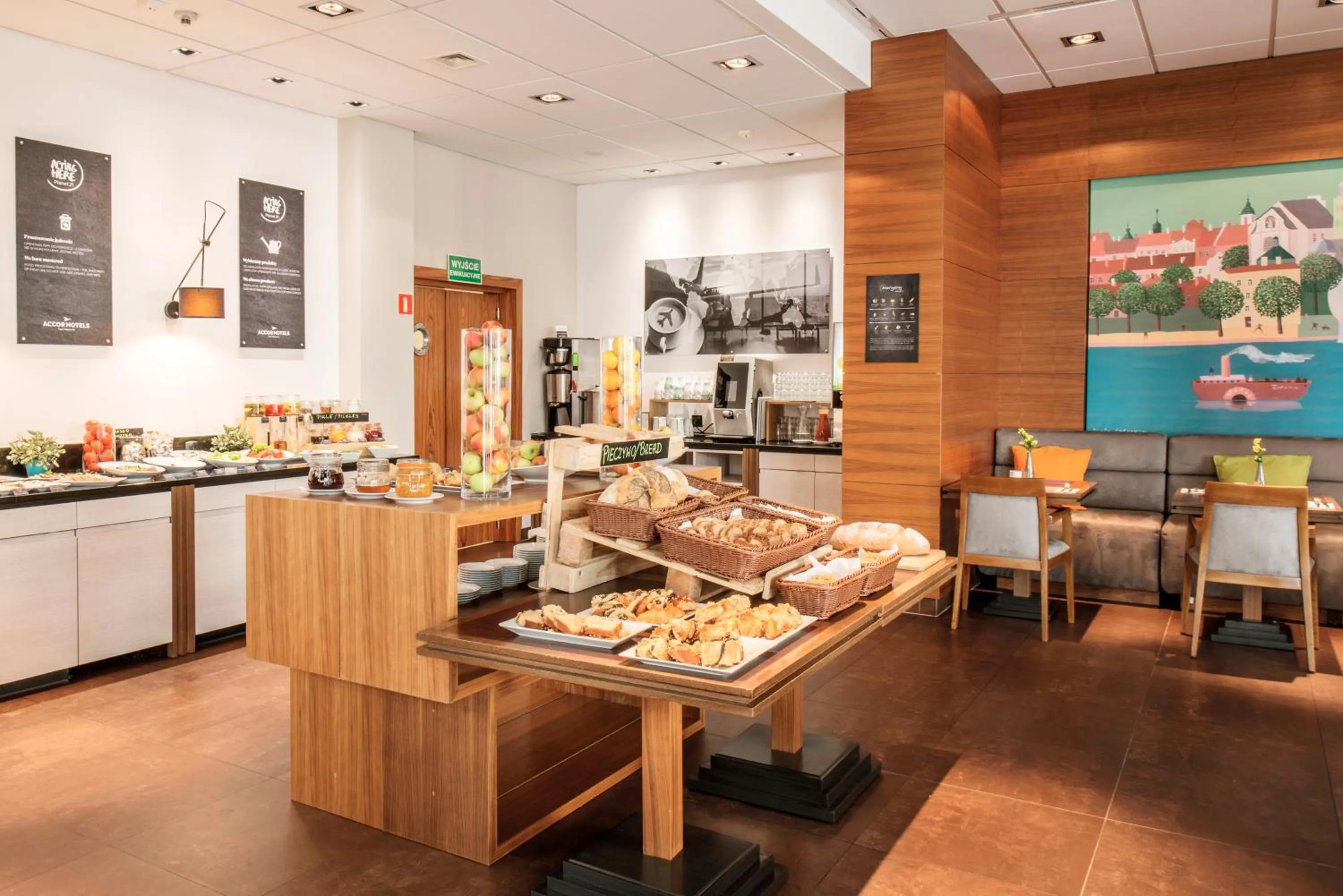 Restaurant/places to eat in Mercure Warszawa Airport