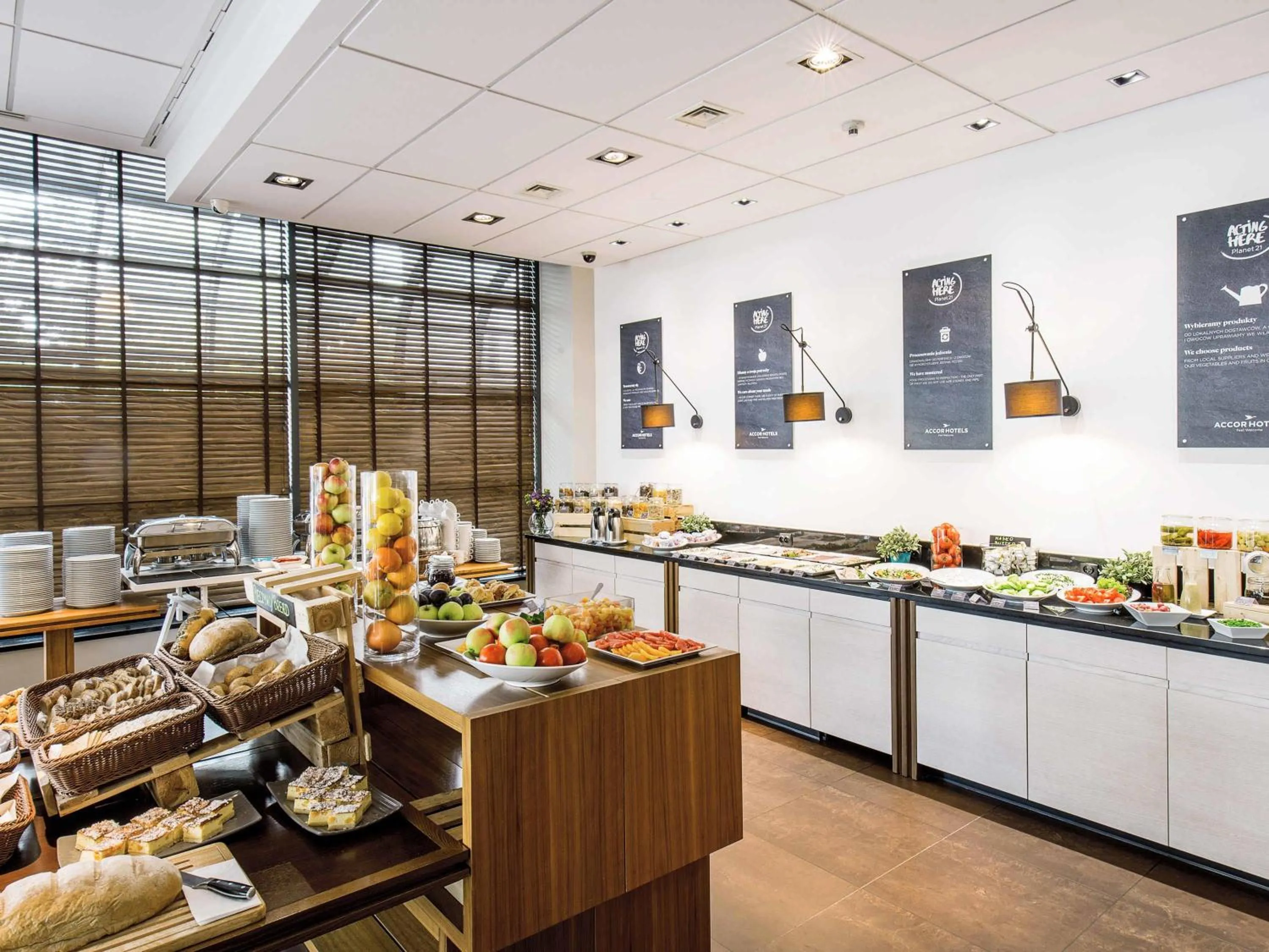 Restaurant/places to eat in Mercure Warszawa Airport