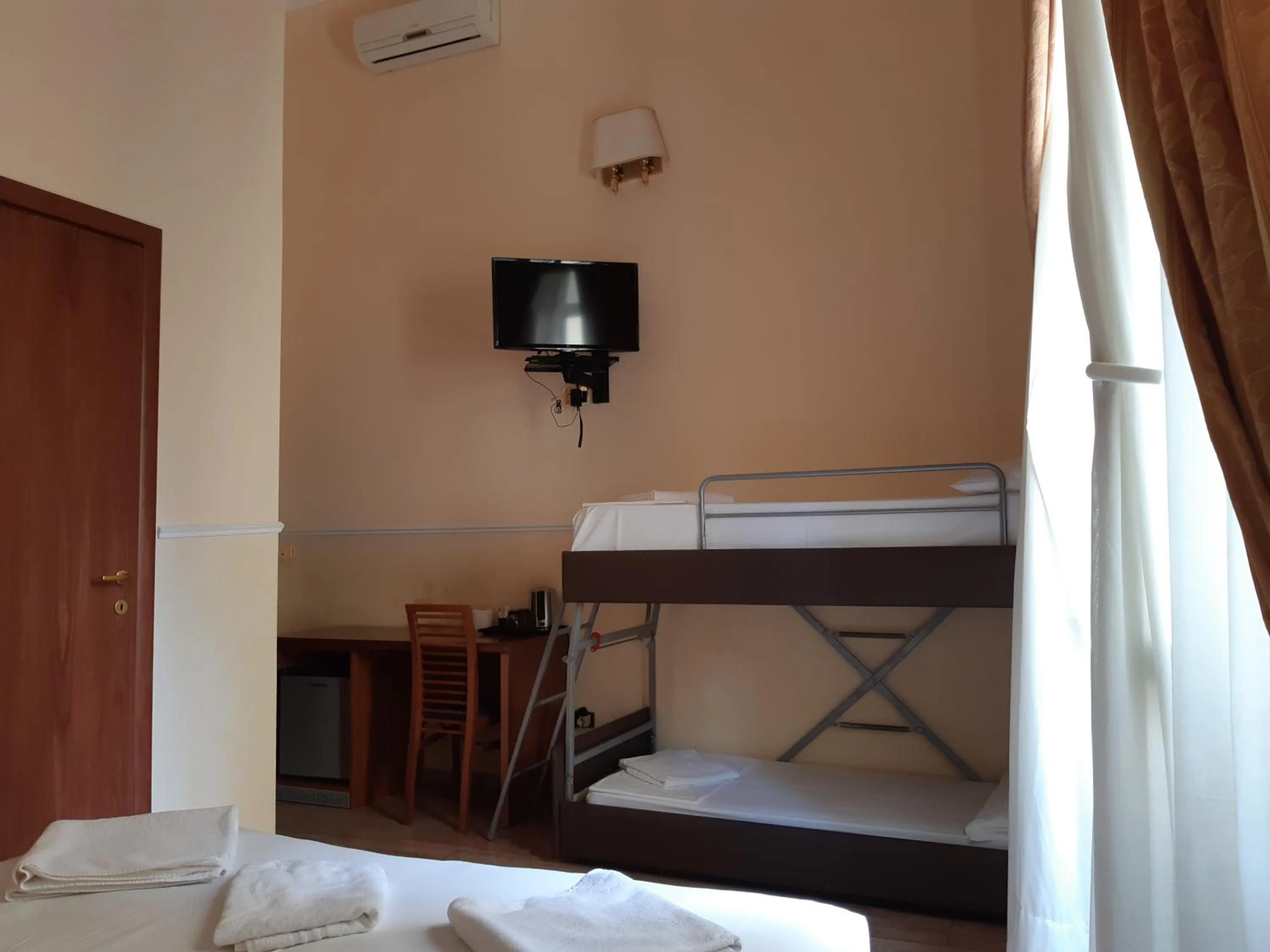bunk bed, Bed in Hotel Aristotele