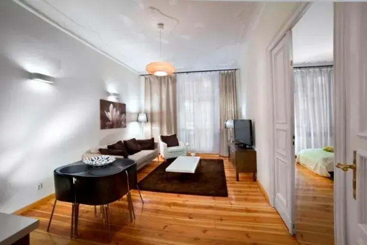 Two-Bedroom Deluxe Apartment with Balcony in Apartamenty Pomarańczarnia Two-Bedroom Deluxe Apartment with Balcony in Apartamenty Pomarańczarnia