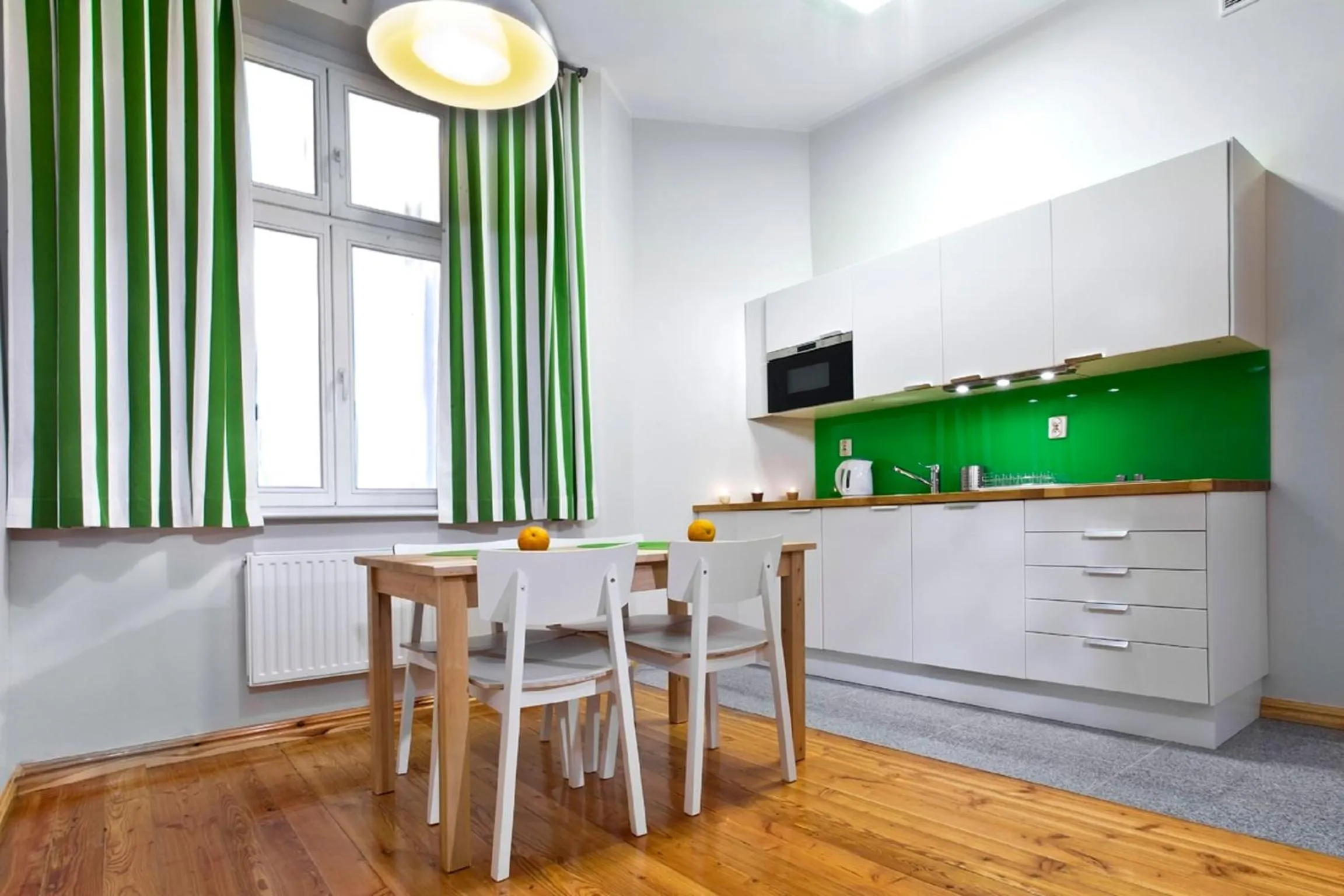 Kitchen or kitchenette in Apartamenty Pomarańczarnia