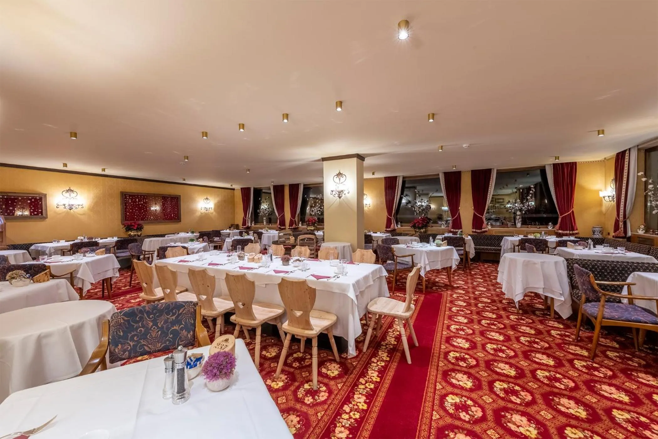 Restaurant/Places to Eat in Hotel Sochers Club