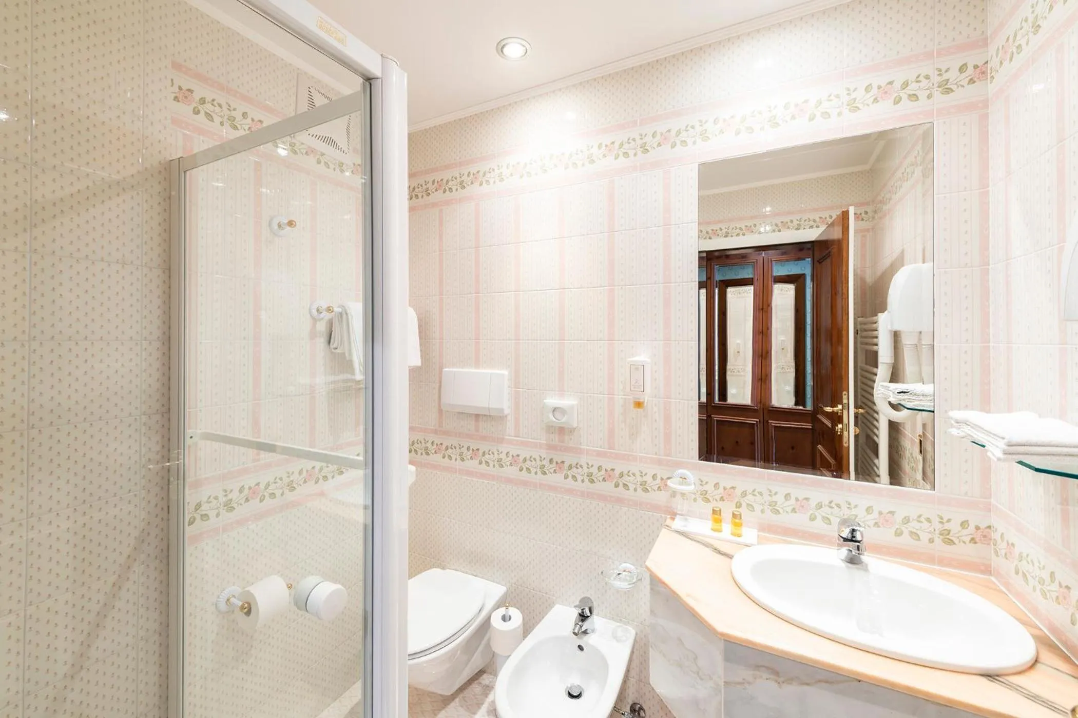 Shower, Bathroom in Hotel Sochers Club