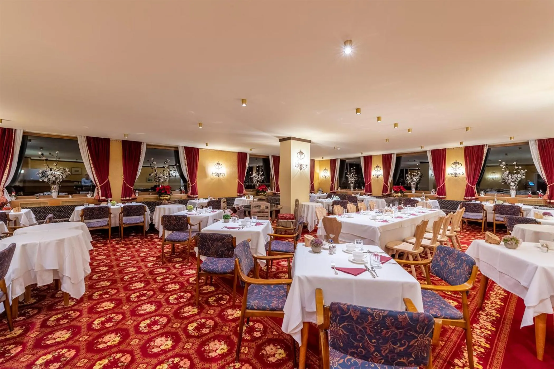 Restaurant/Places to Eat in Hotel Sochers Club