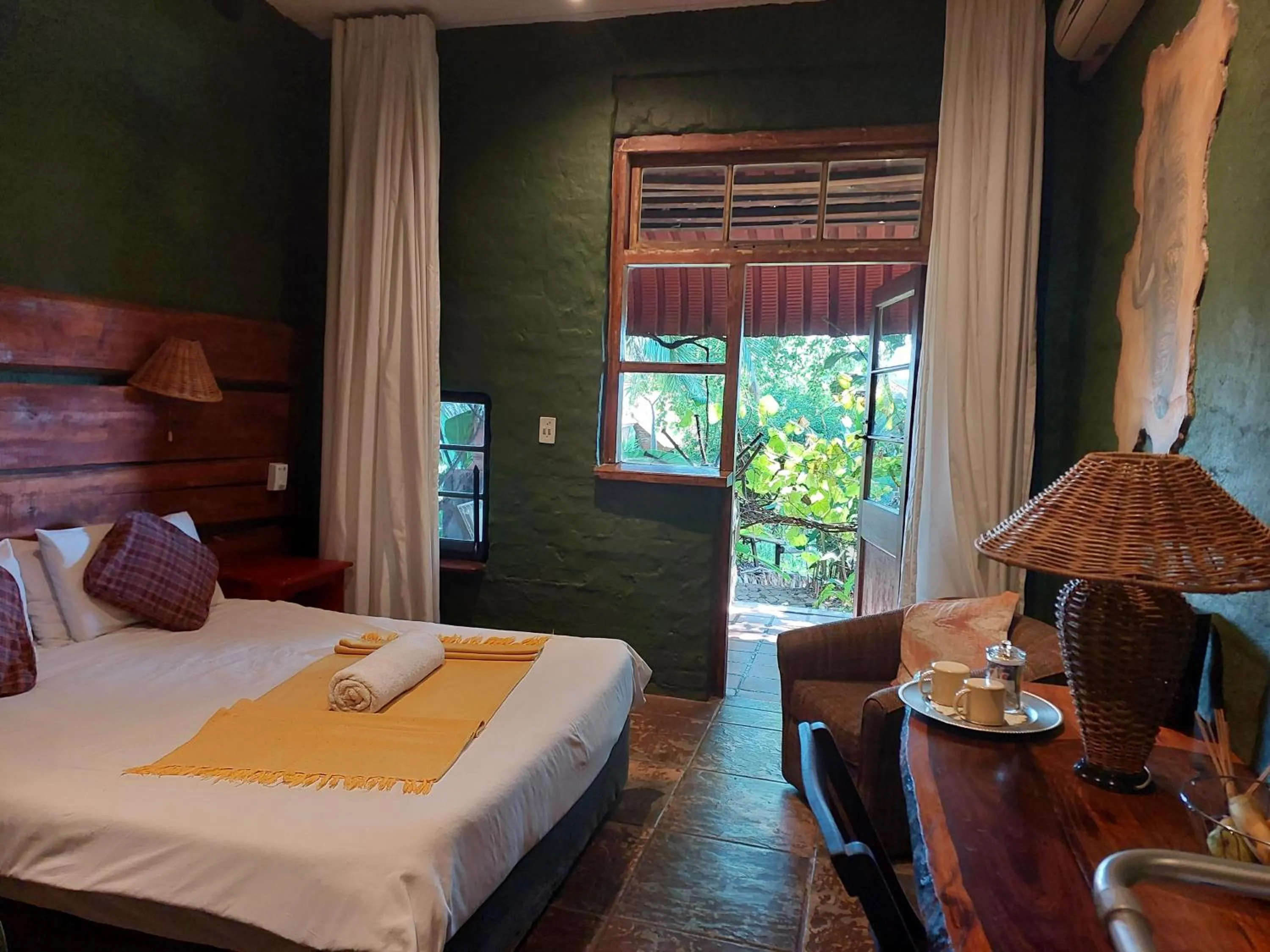 Bedroom, Bed in River House Lodge