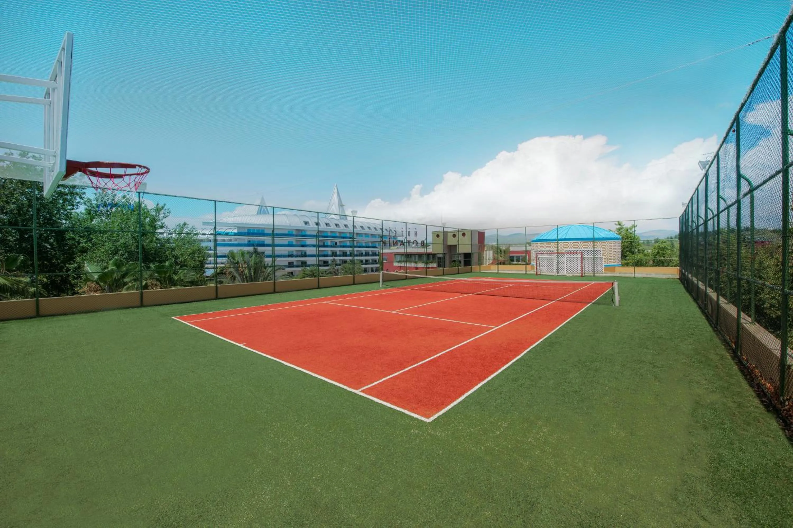 Tennis court in Botanik Hotel