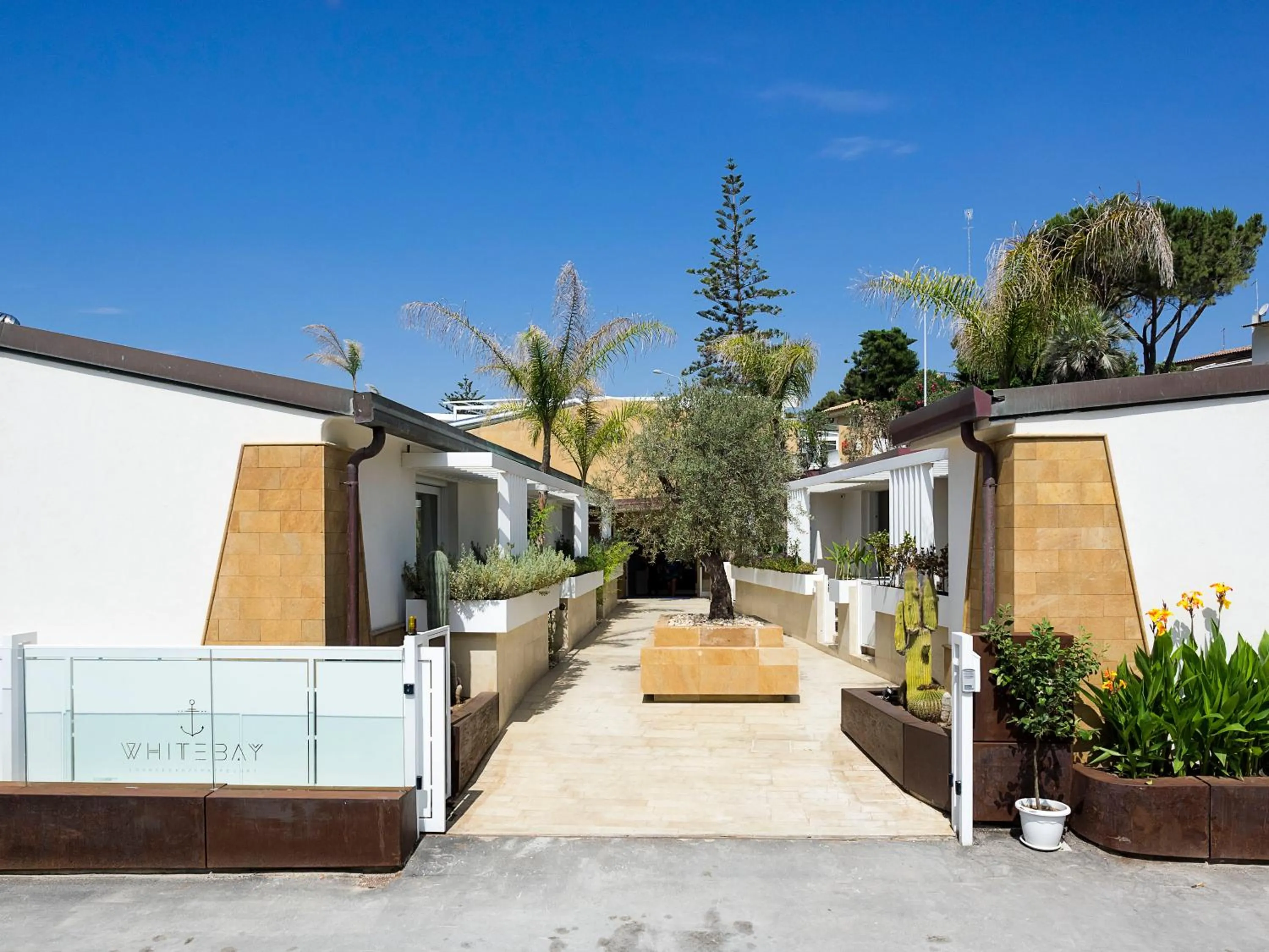 Facade/entrance in White Bay