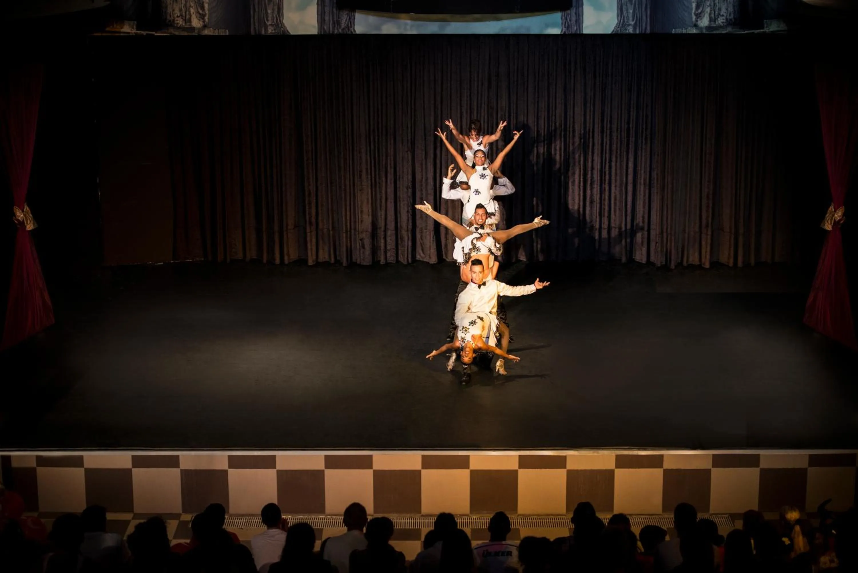 Evening entertainment in Delphin Diva Premiere