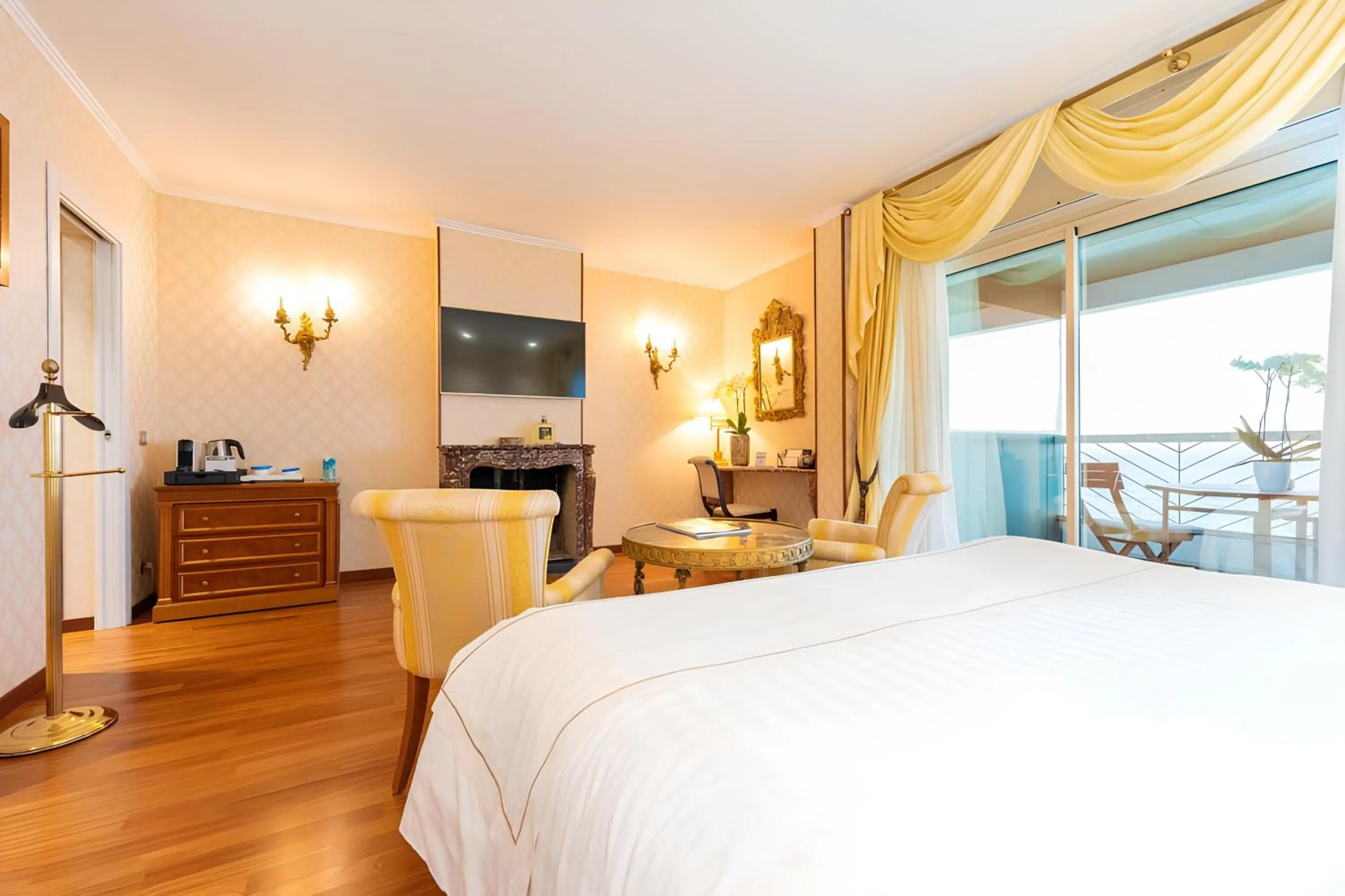 Bed in Grand Hotel Del Mare Resort & Spa