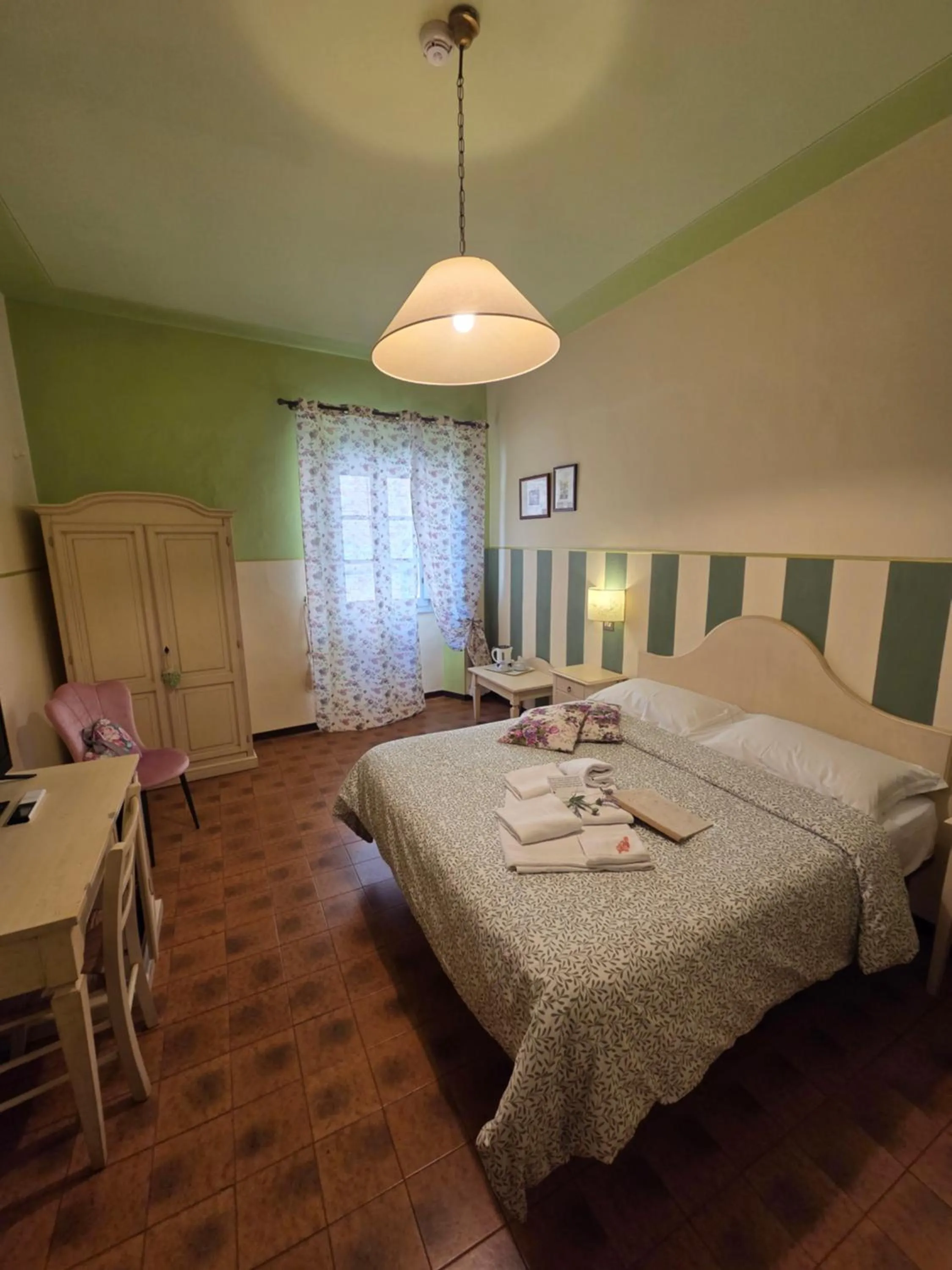 Bedroom, Bed in Albergo Etruria